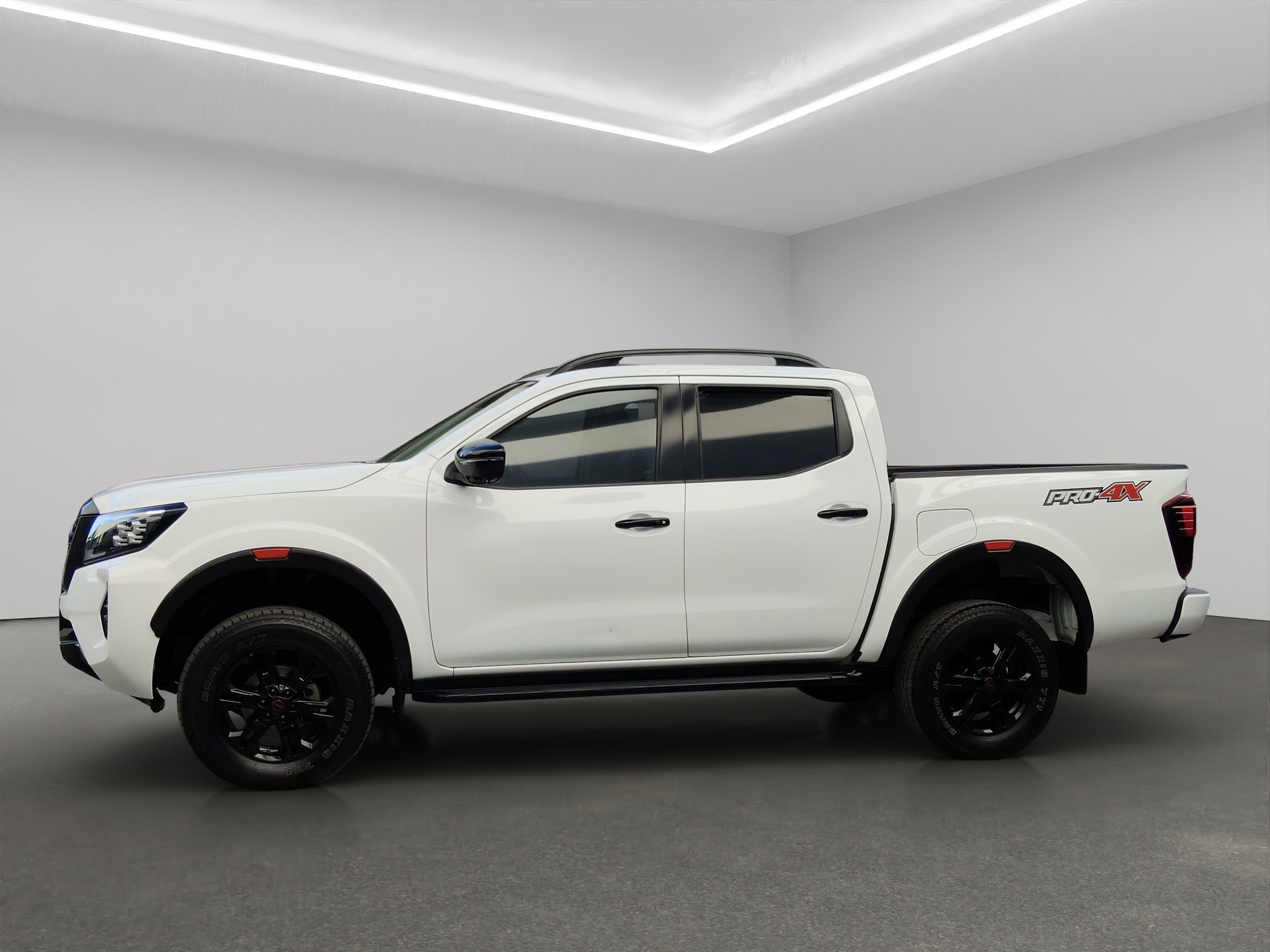 Nissan Comerciales Frontier y NP 300 Frontier Pick-Up 4 pts. Frontier Pro 4x, Doble Cab., L4, 2.5l, TA, a/ac., piel, RA-18, 4x4 2023