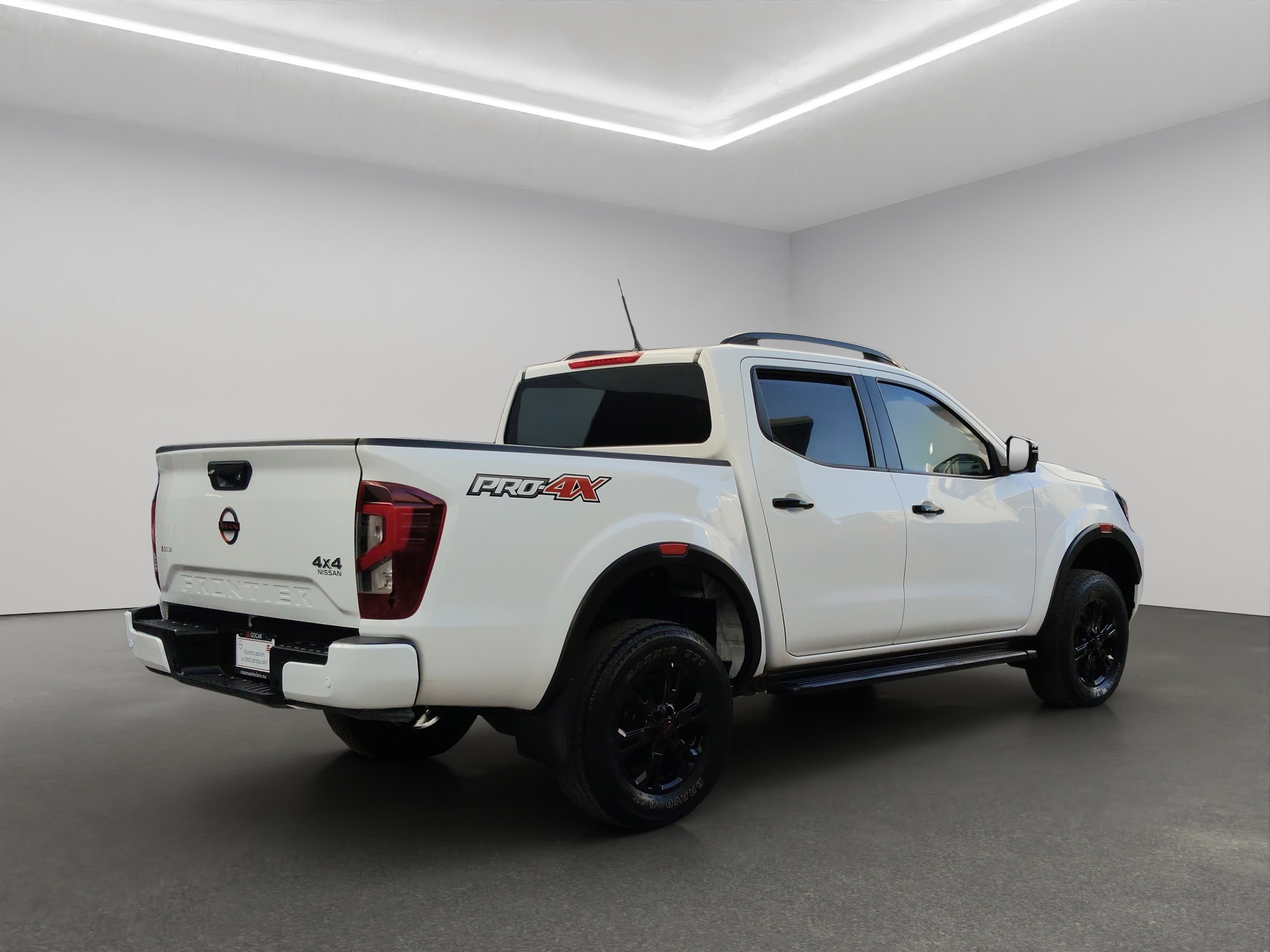 Nissan Comerciales Frontier y NP 300 Frontier Pick-Up 4 pts. Frontier Pro 4x, Doble Cab., L4, 2.5l, TA, a/ac., piel, RA-18, 4x4 2023