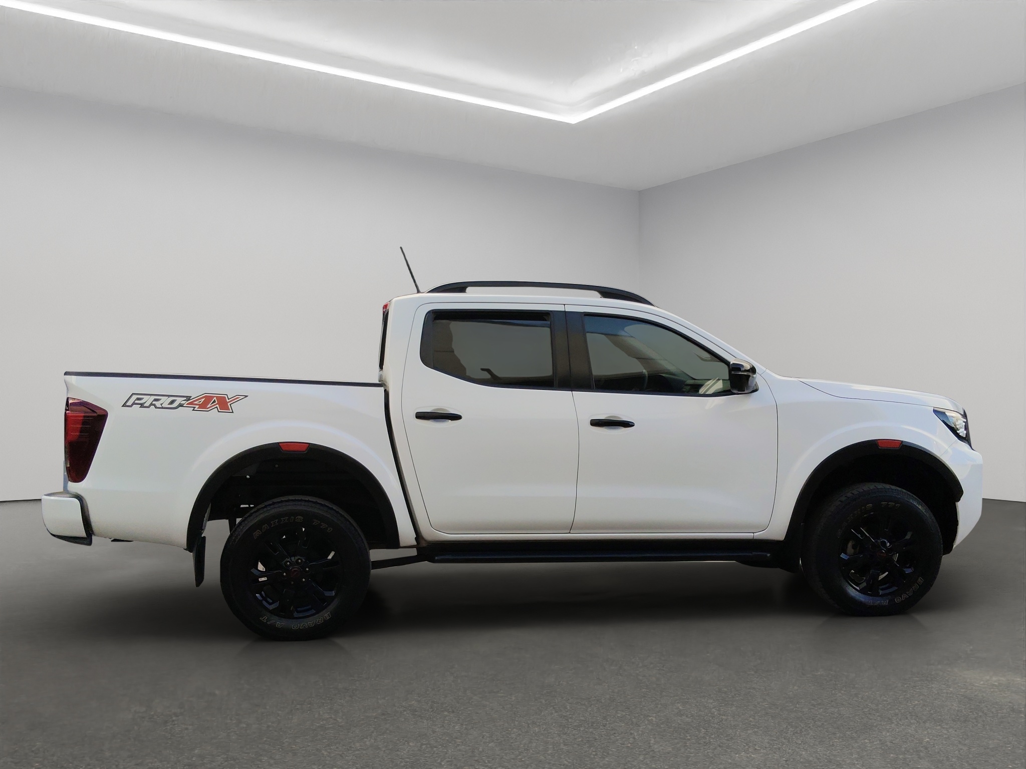 Nissan Comerciales Frontier y NP 300 Frontier Pick-Up 4 pts. Frontier Pro 4x, Doble Cab., L4, 2.5l, TA, a/ac., piel, RA-18, 4x4 2023