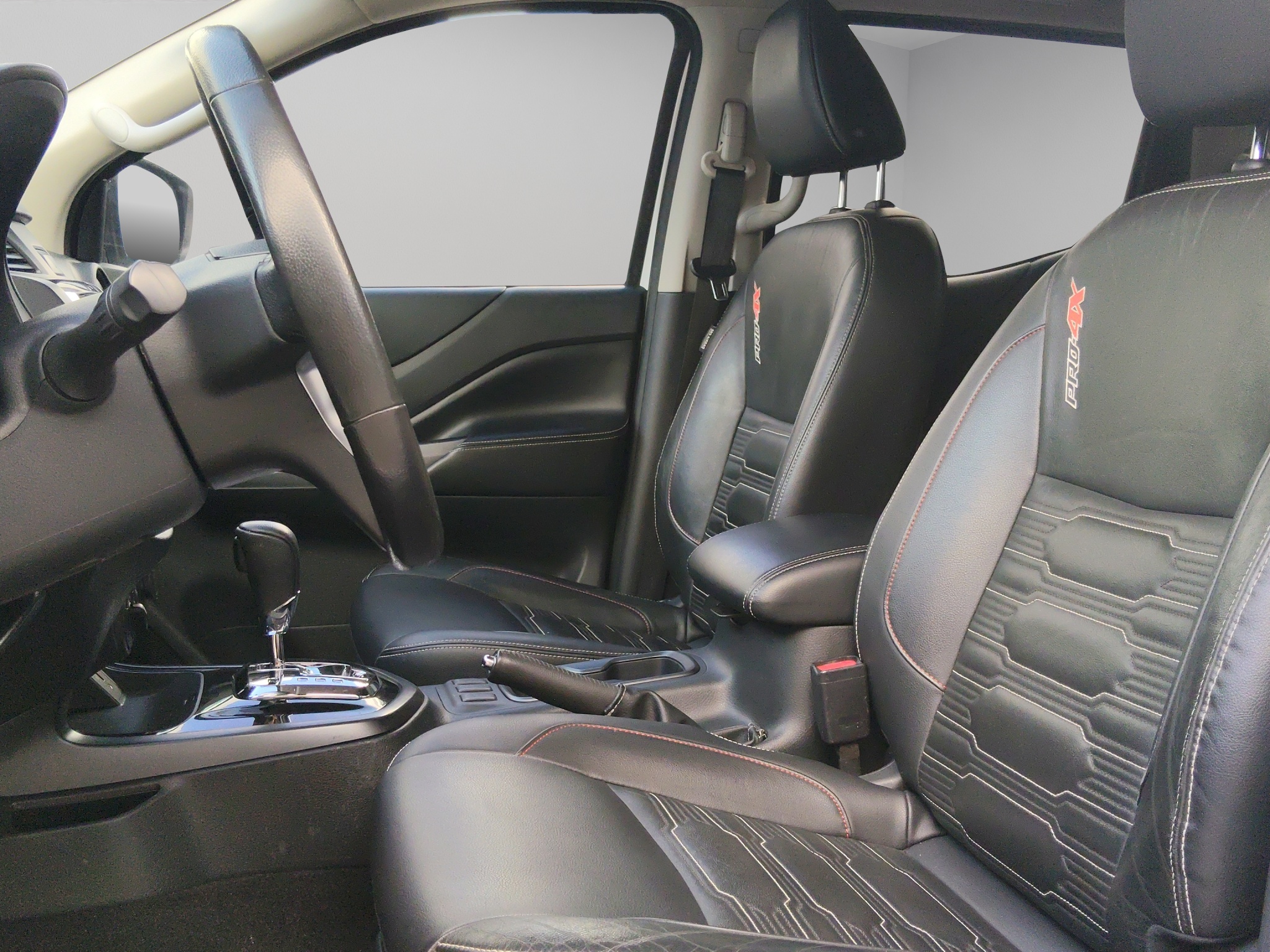 Nissan Comerciales Frontier y NP 300 Frontier Pick-Up 4 pts. Frontier Pro 4x, Doble Cab., L4, 2.5l, TA, a/ac., piel, RA-18, 4x4 2023