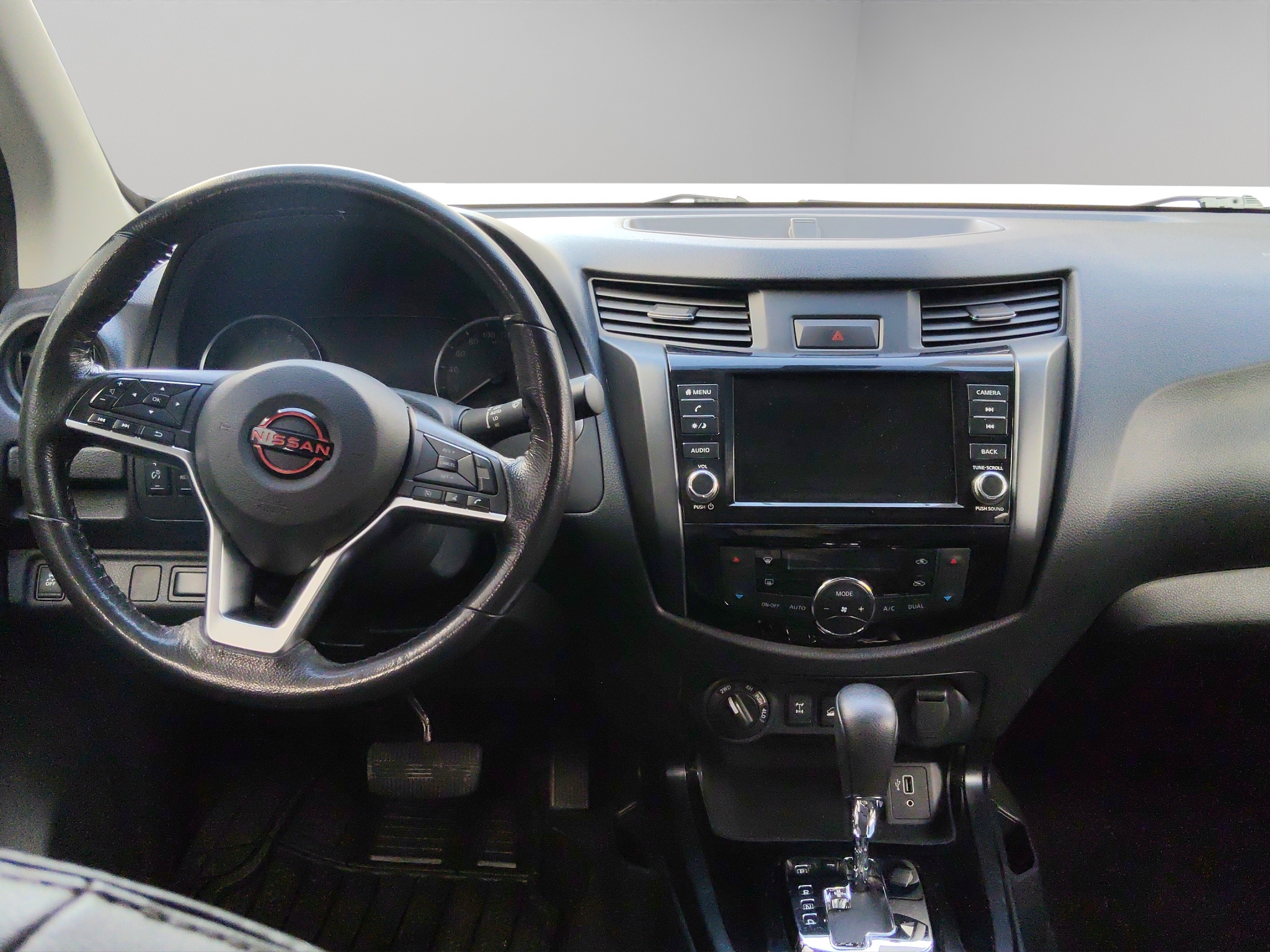 Nissan Comerciales Frontier y NP 300 Frontier Pick-Up 4 pts. Frontier Pro 4x, Doble Cab., L4, 2.5l, TA, a/ac., piel, RA-18, 4x4 2023