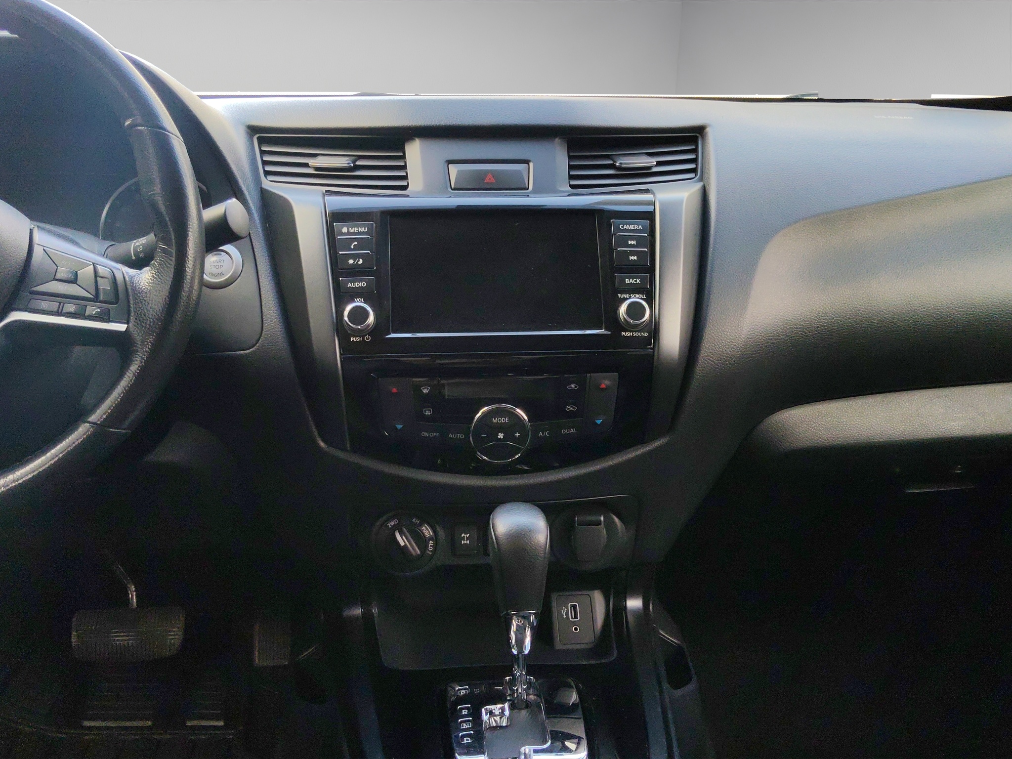 Nissan Comerciales Frontier y NP 300 Frontier Pick-Up 4 pts. Frontier Pro 4x, Doble Cab., L4, 2.5l, TA, a/ac., piel, RA-18, 4x4 2023