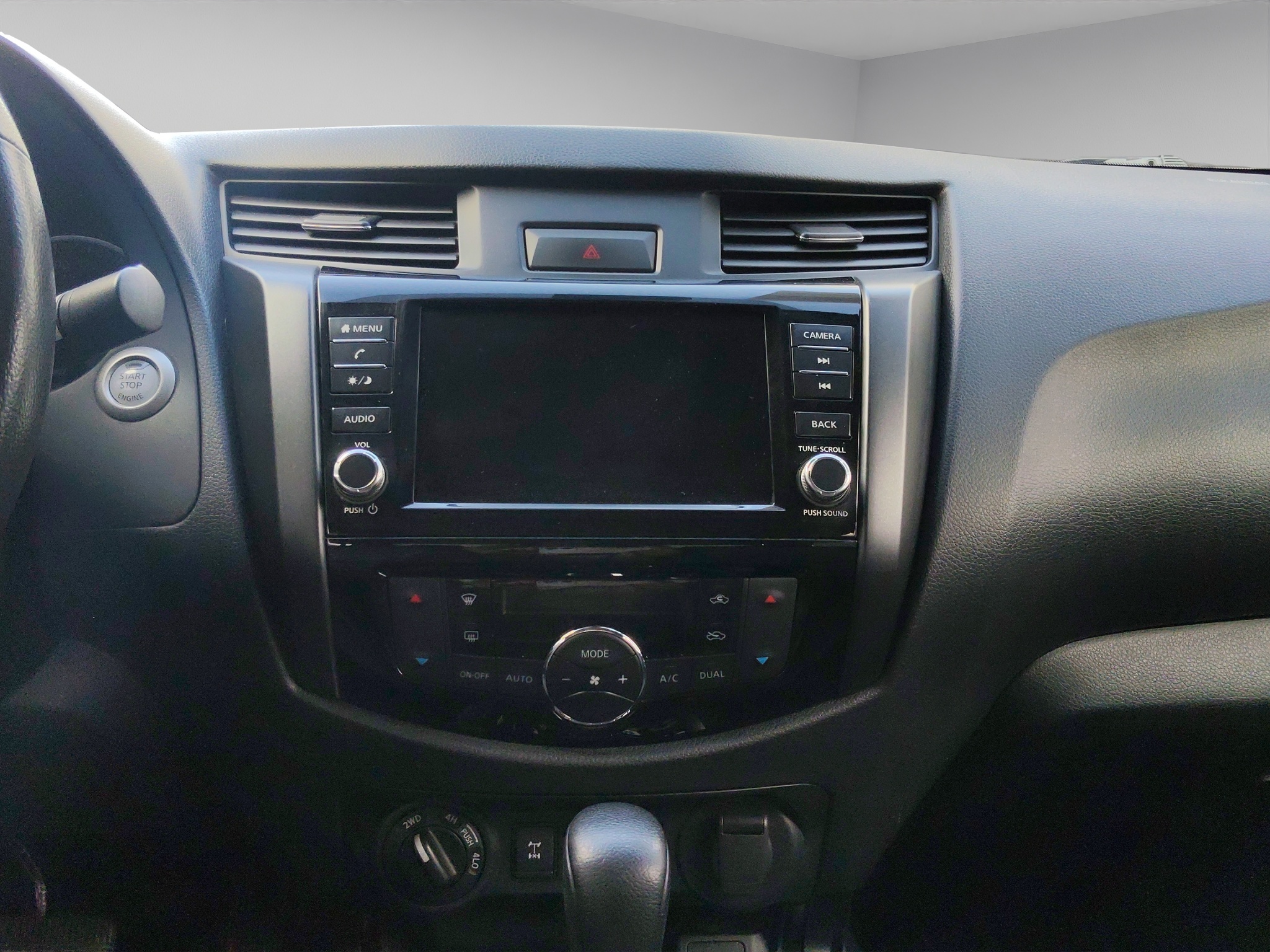 Nissan Comerciales Frontier y NP 300 Frontier Pick-Up 4 pts. Frontier Pro 4x, Doble Cab., L4, 2.5l, TA, a/ac., piel, RA-18, 4x4 2023