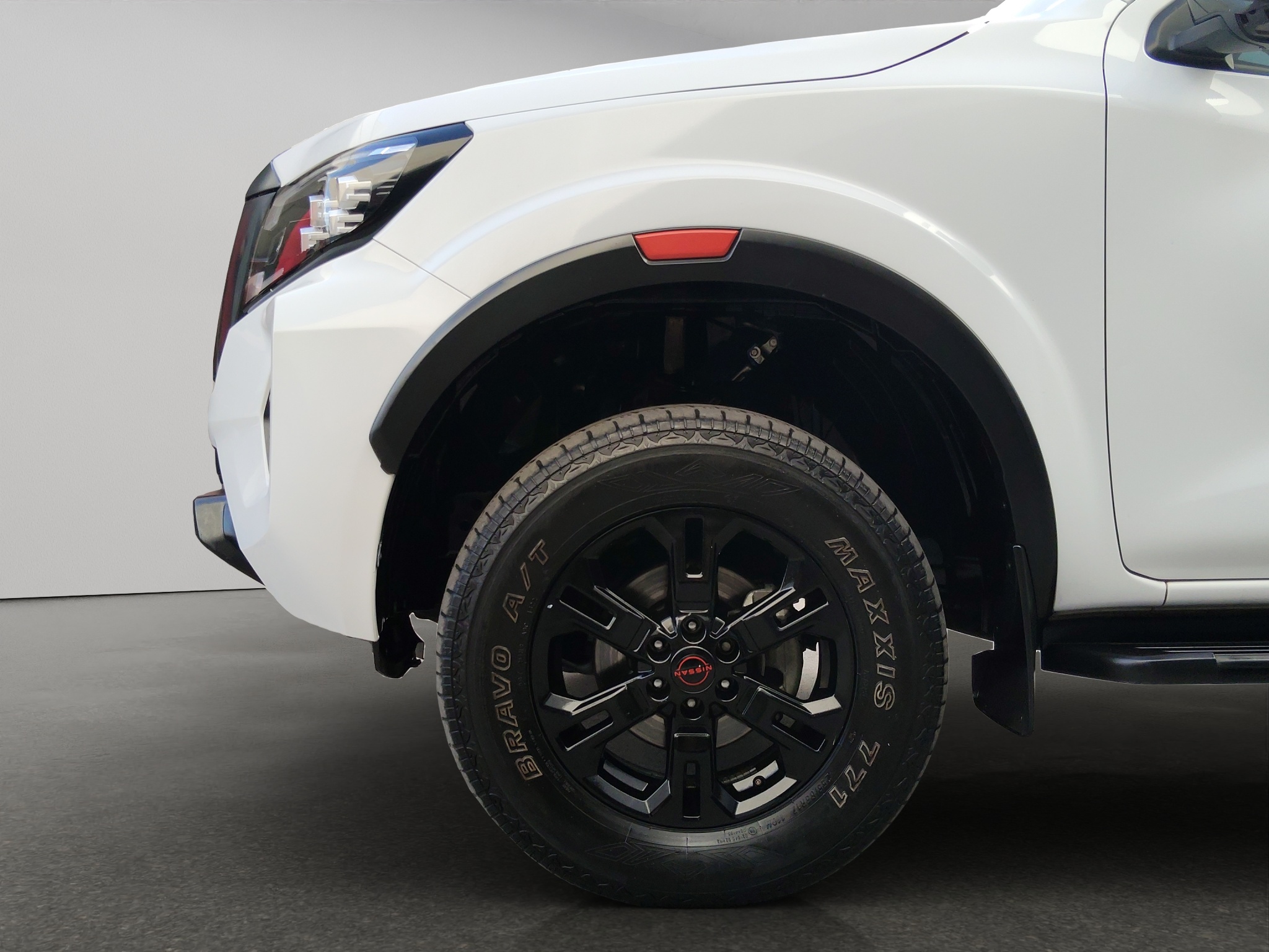 Nissan Comerciales Frontier y NP 300 Frontier Pick-Up 4 pts. Frontier Pro 4x, Doble Cab., L4, 2.5l, TA, a/ac., piel, RA-18, 4x4 2023