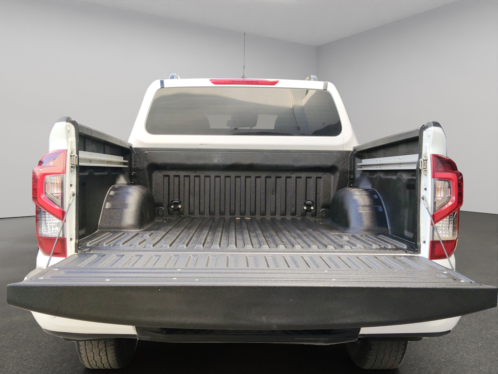 Nissan Comerciales Frontier y NP 300 Frontier Pick-Up 4 pts. Frontier Pro 4x, Doble Cab., L4, 2.5l, TA, a/ac., piel, RA-18, 4x4 2023