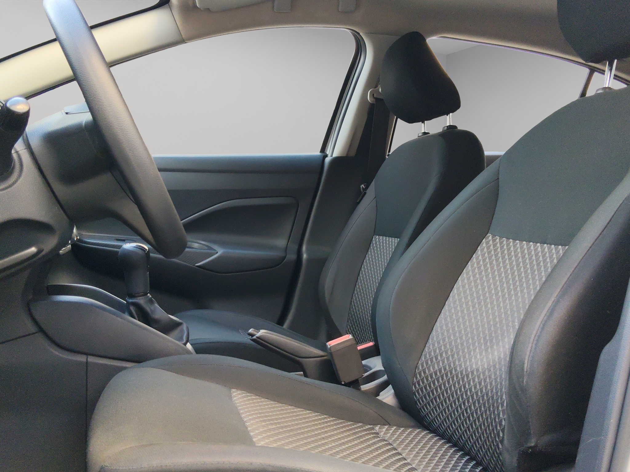 Nissan Versa 4 pts. Sense, TM5, a/ac., R-15 2024