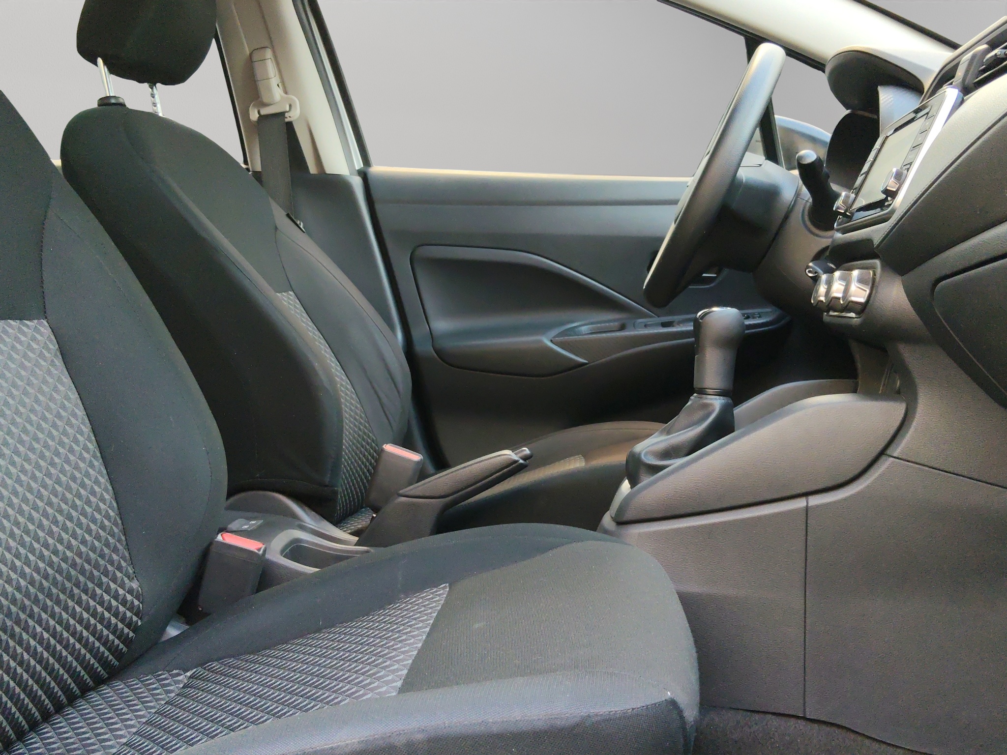 Nissan Versa 4 pts. Sense, TM5, a/ac., R-15 2024