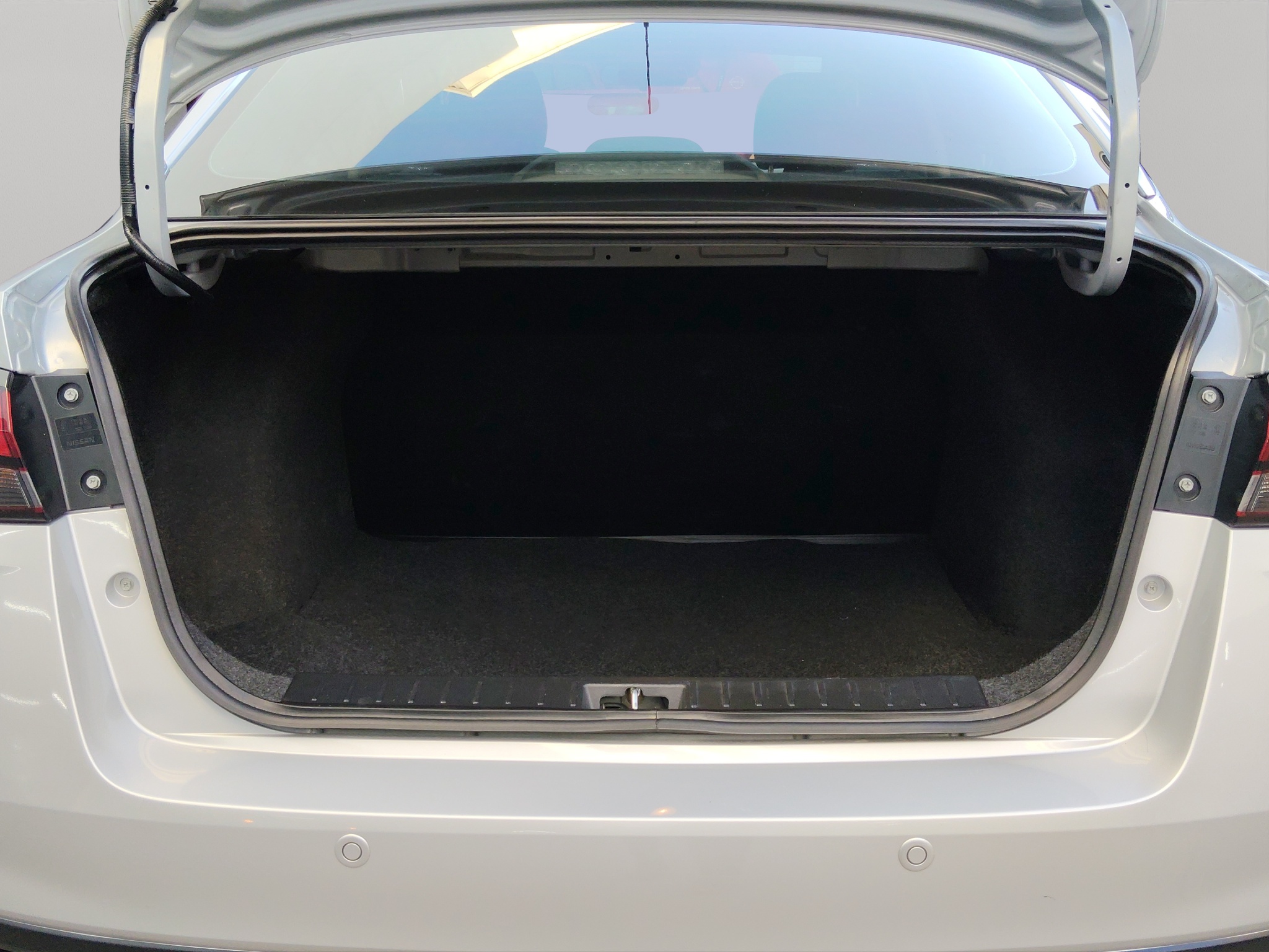 Nissan Versa 4 pts. Sense, TM5, a/ac., R-15 2024
