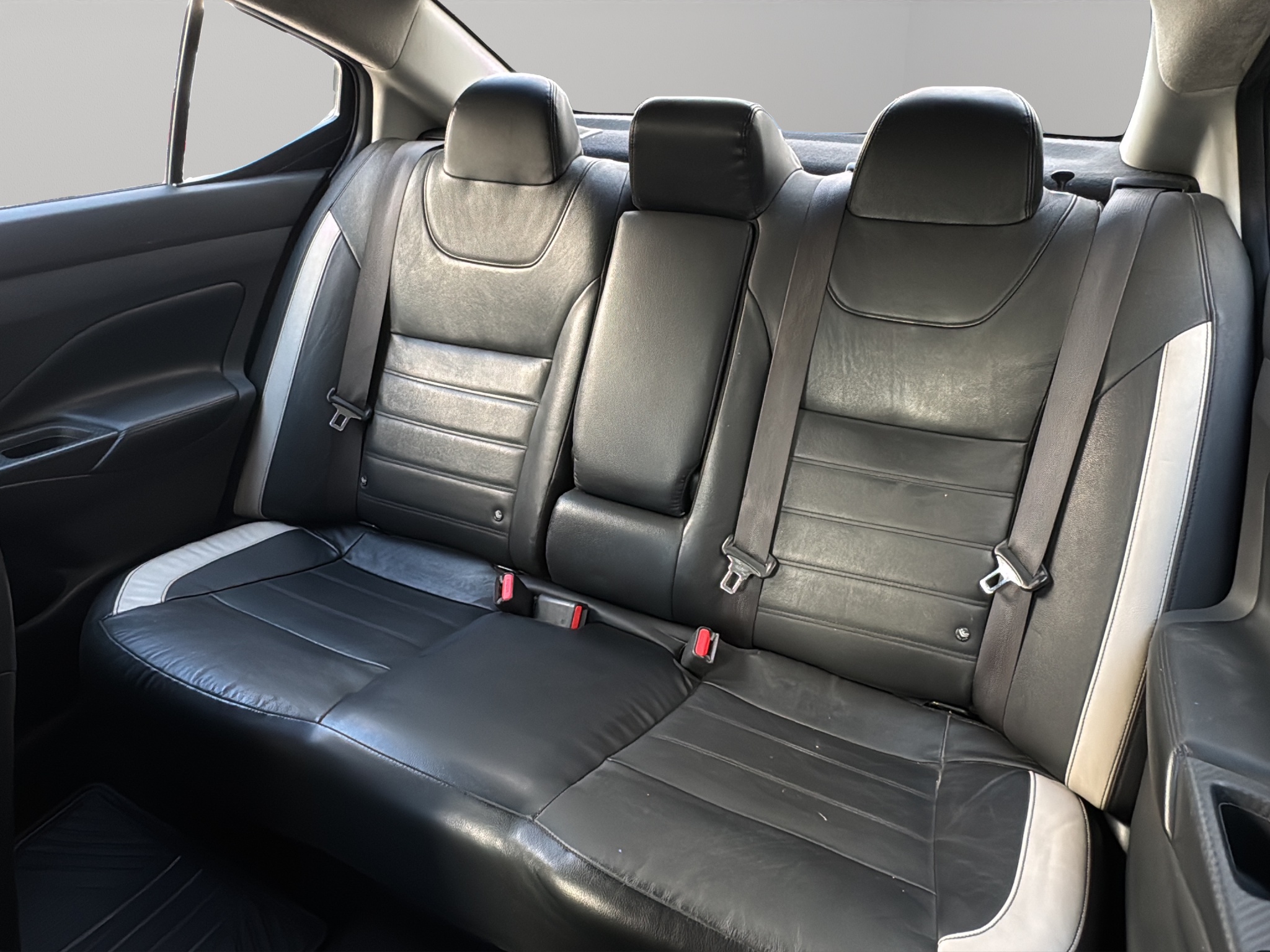 Nissan Versa 4 pts. Platinum, CVT, a/ac. Aut., VE, piel, GPS, f. led, RA-17 (línea nueva) 2020