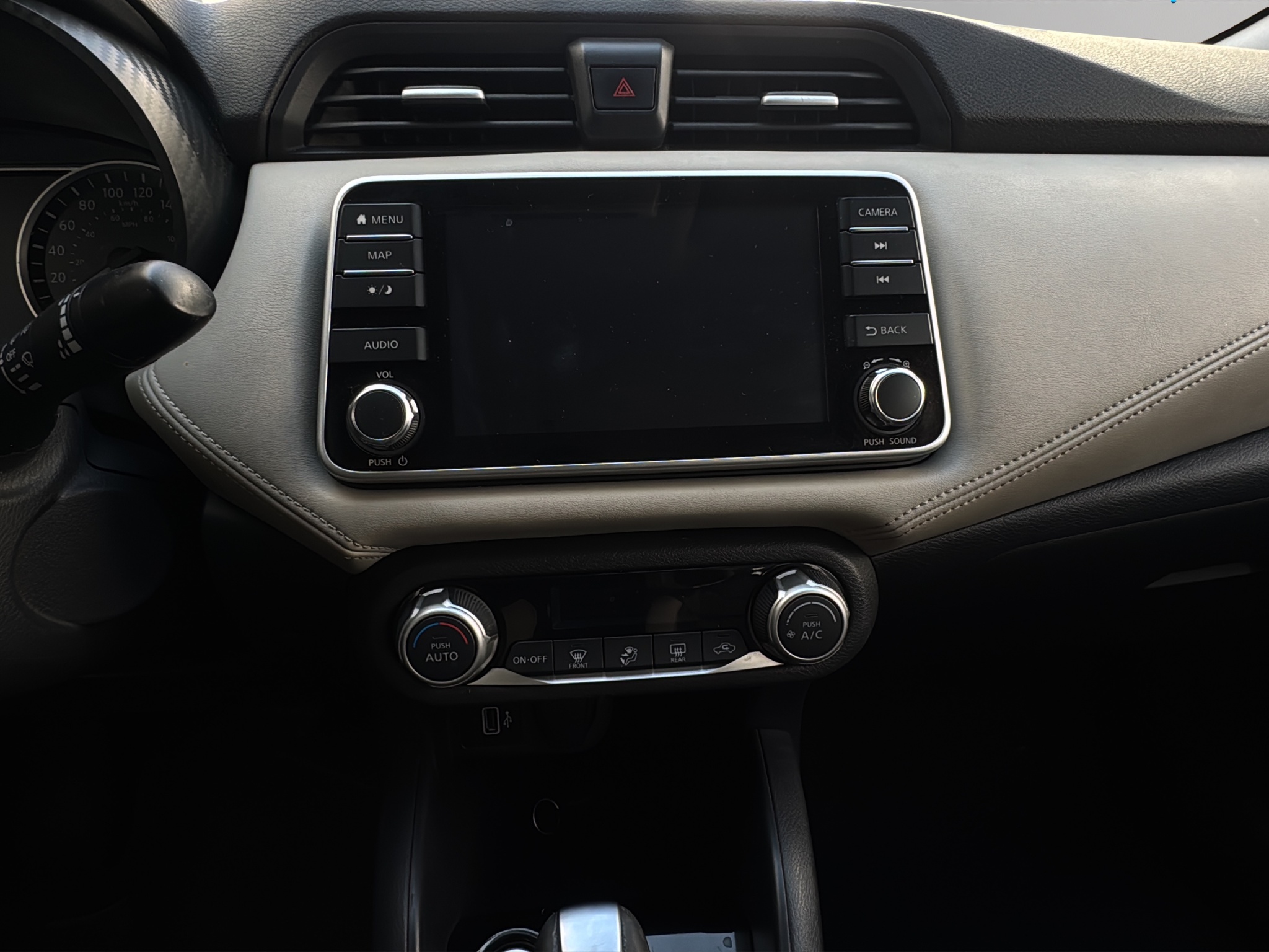 Nissan Versa 4 pts. Platinum, CVT, a/ac. Aut., VE, piel, GPS, f. led, RA-17 (línea nueva) 2020