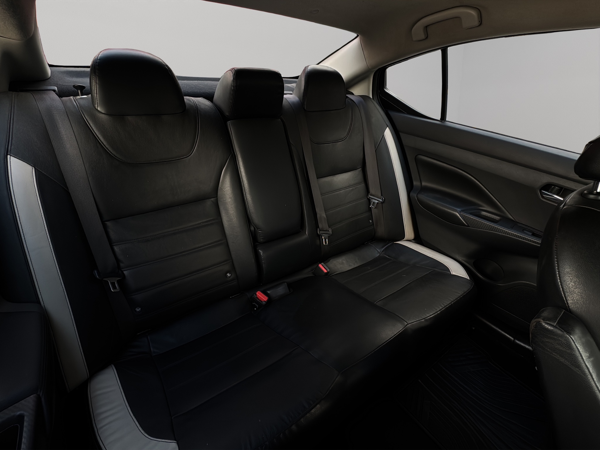 Nissan Versa 4 pts. Platinum, CVT, a/ac. Aut., VE, piel, GPS, f. led, RA-17 (línea nueva) 2020