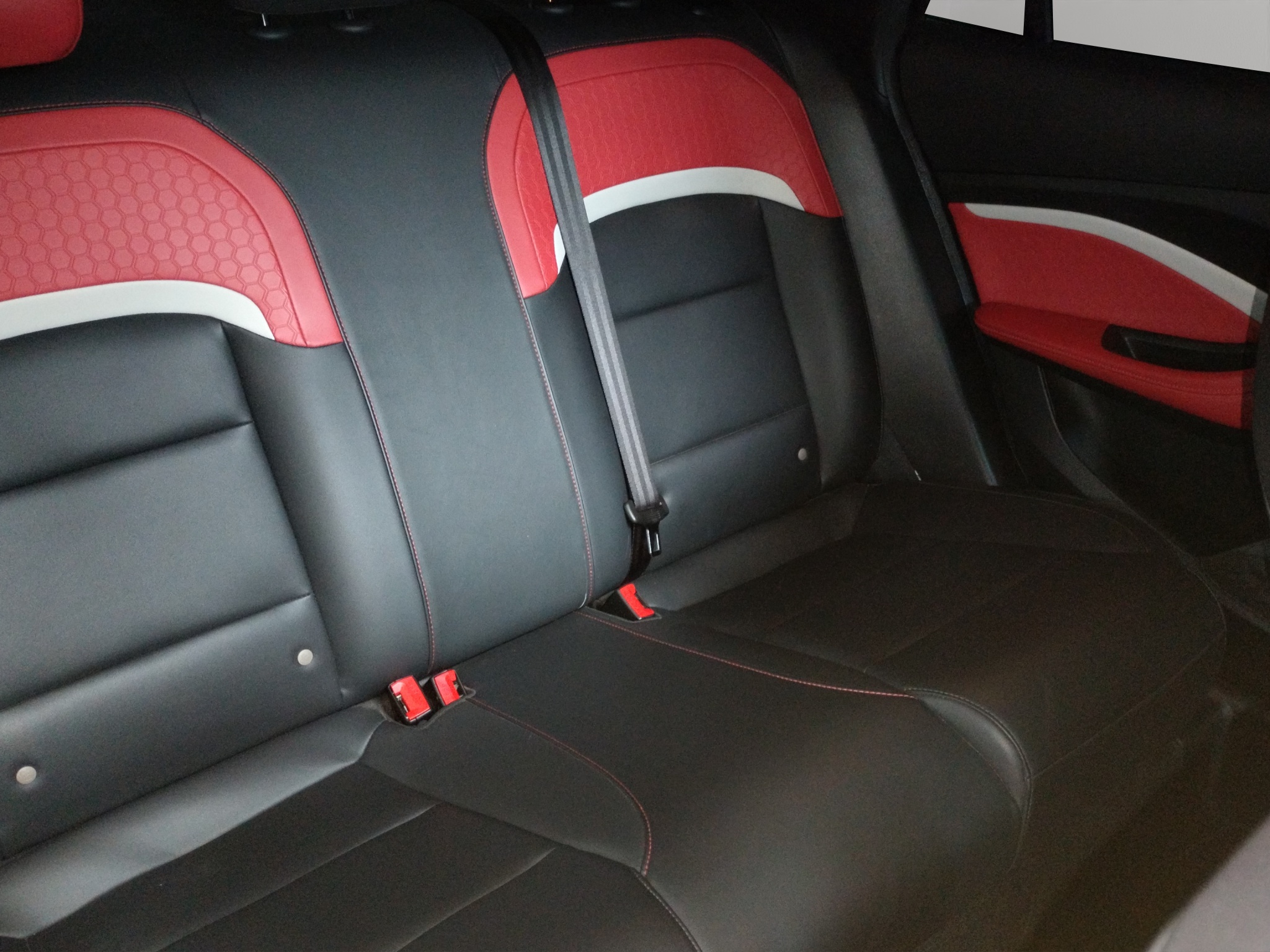 MG GT 4 pts. Alpha, 1.5T, TA, piel, QC, cambios al volante, RA-17 2024