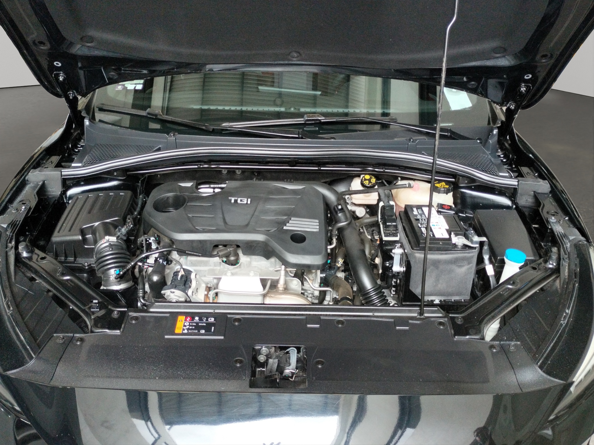 MG GT 4 pts. Alpha, 1.5T, TA, piel, QC, cambios al volante, RA-17 2024