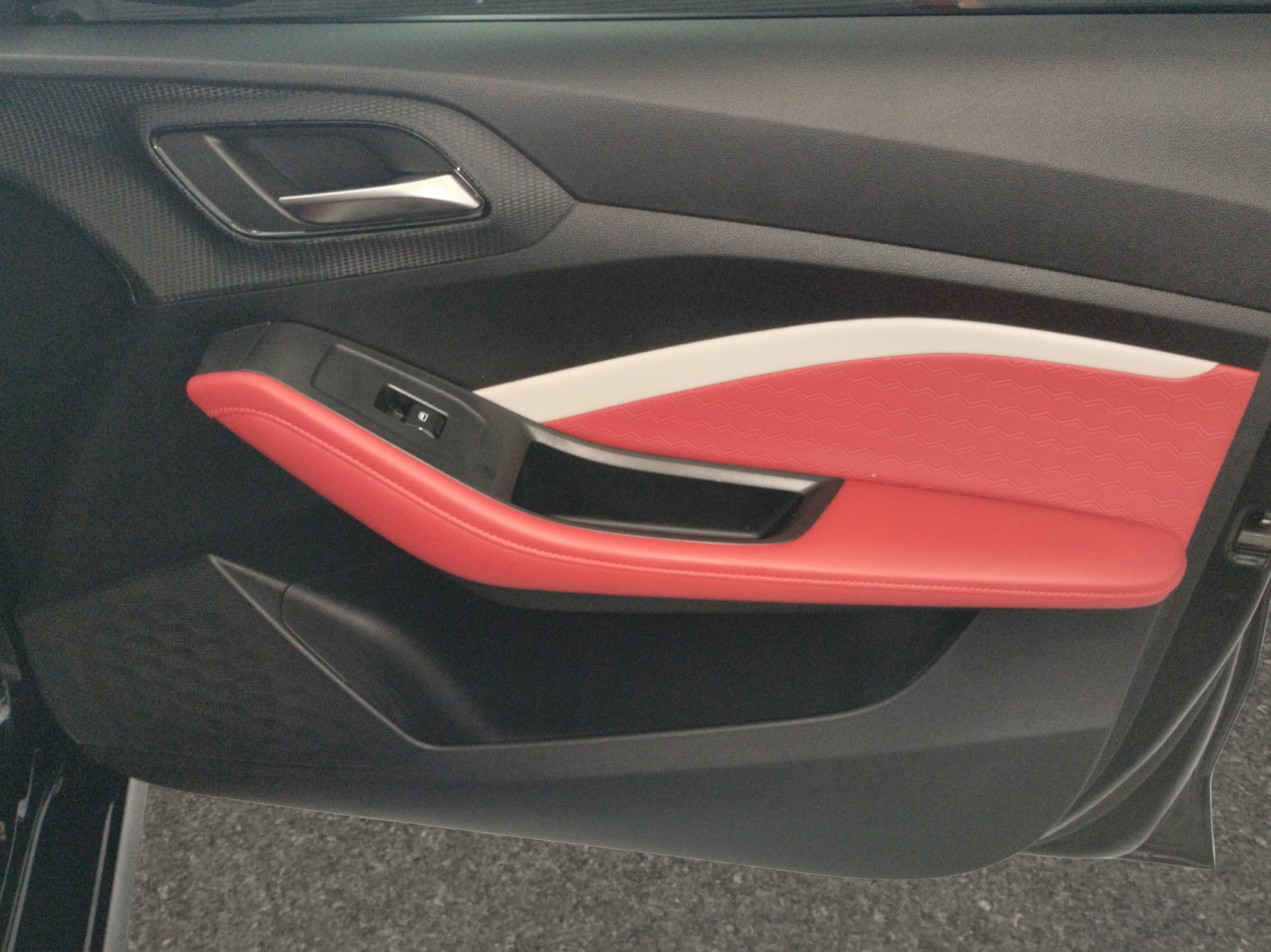 MG GT 4 pts. Alpha, 1.5T, TA, piel, QC, cambios al volante, RA-17 2024