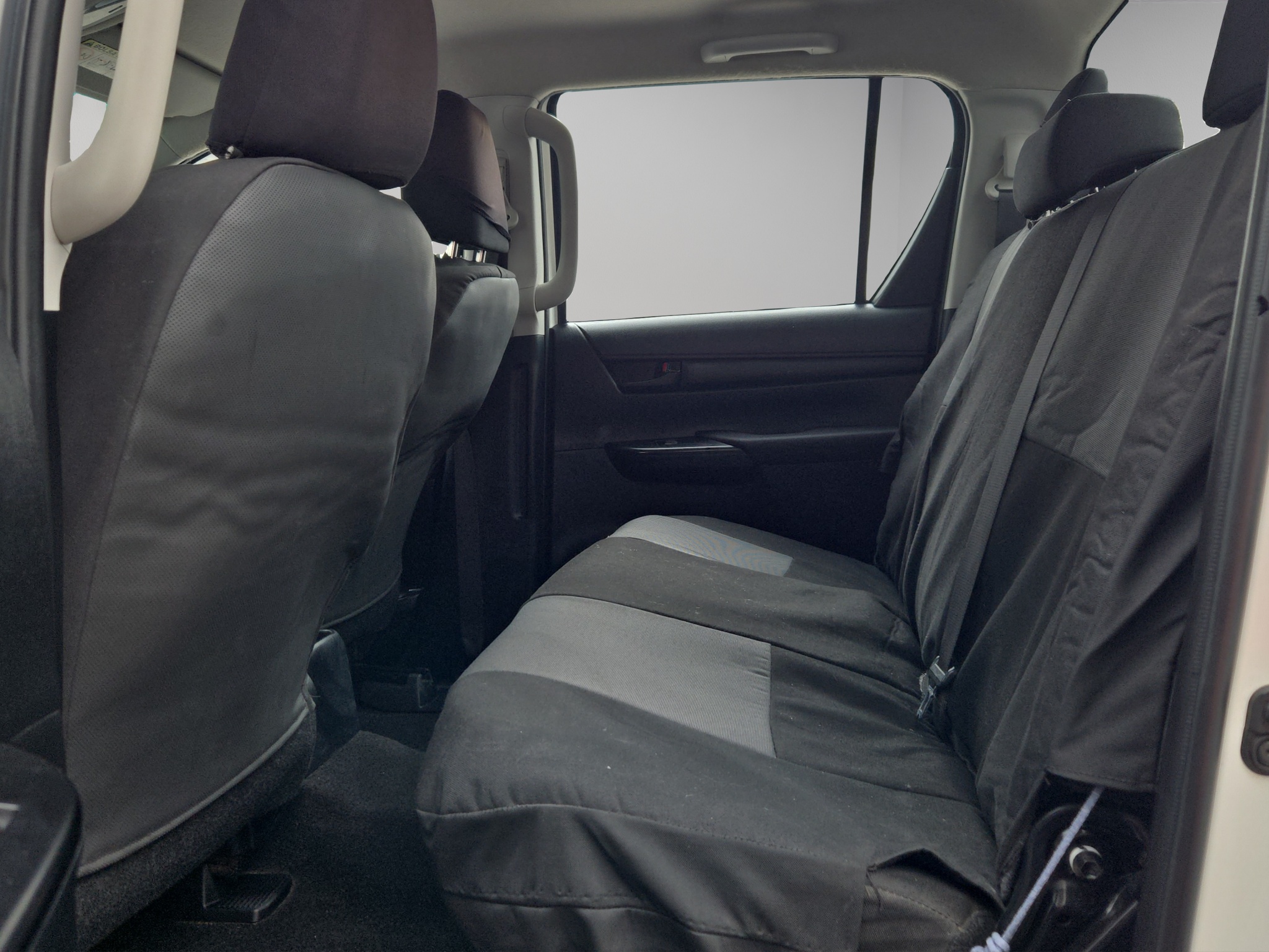 Toyota Comerciales Hilux Pick-Up 4 pts. Base, Doble Cab., TM5, a/ac., VE del. 2019