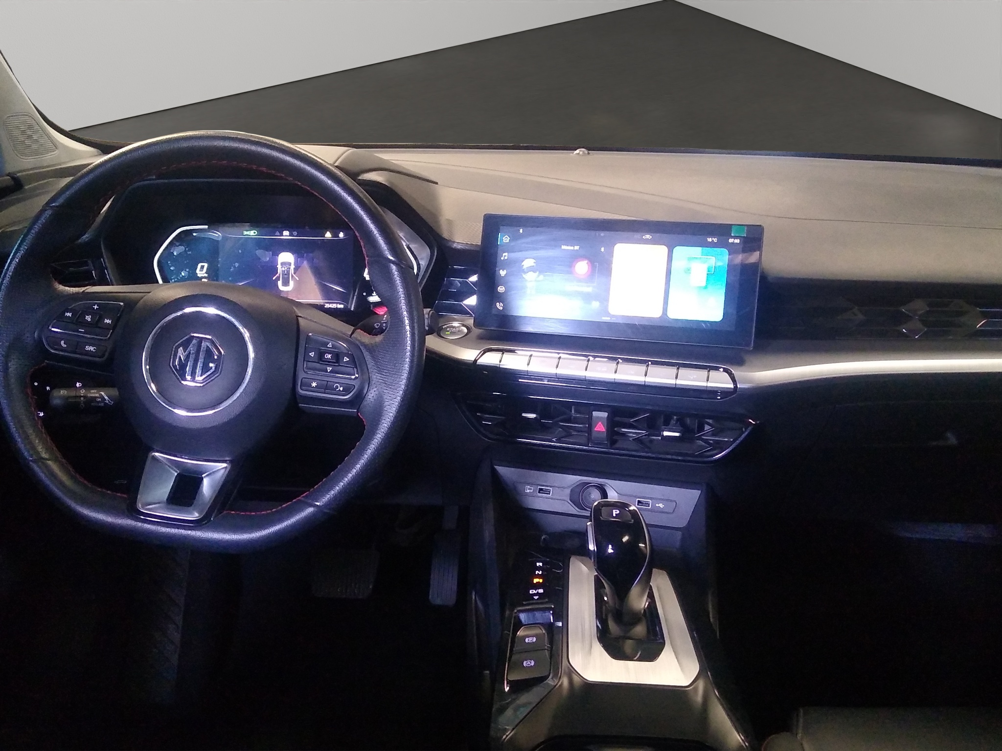 MG GT 4 pts. Alpha, 1.5T, TA, piel, QC, cambios al volante, RA-17 2023