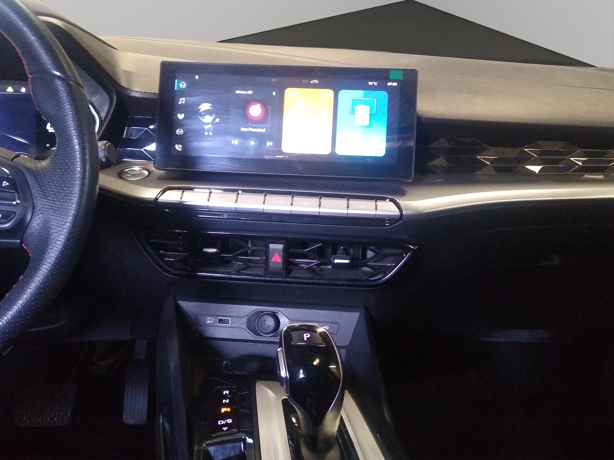 MG GT 4 pts. Alpha, 1.5T, TA, piel, QC, cambios al volante, RA-17 2023