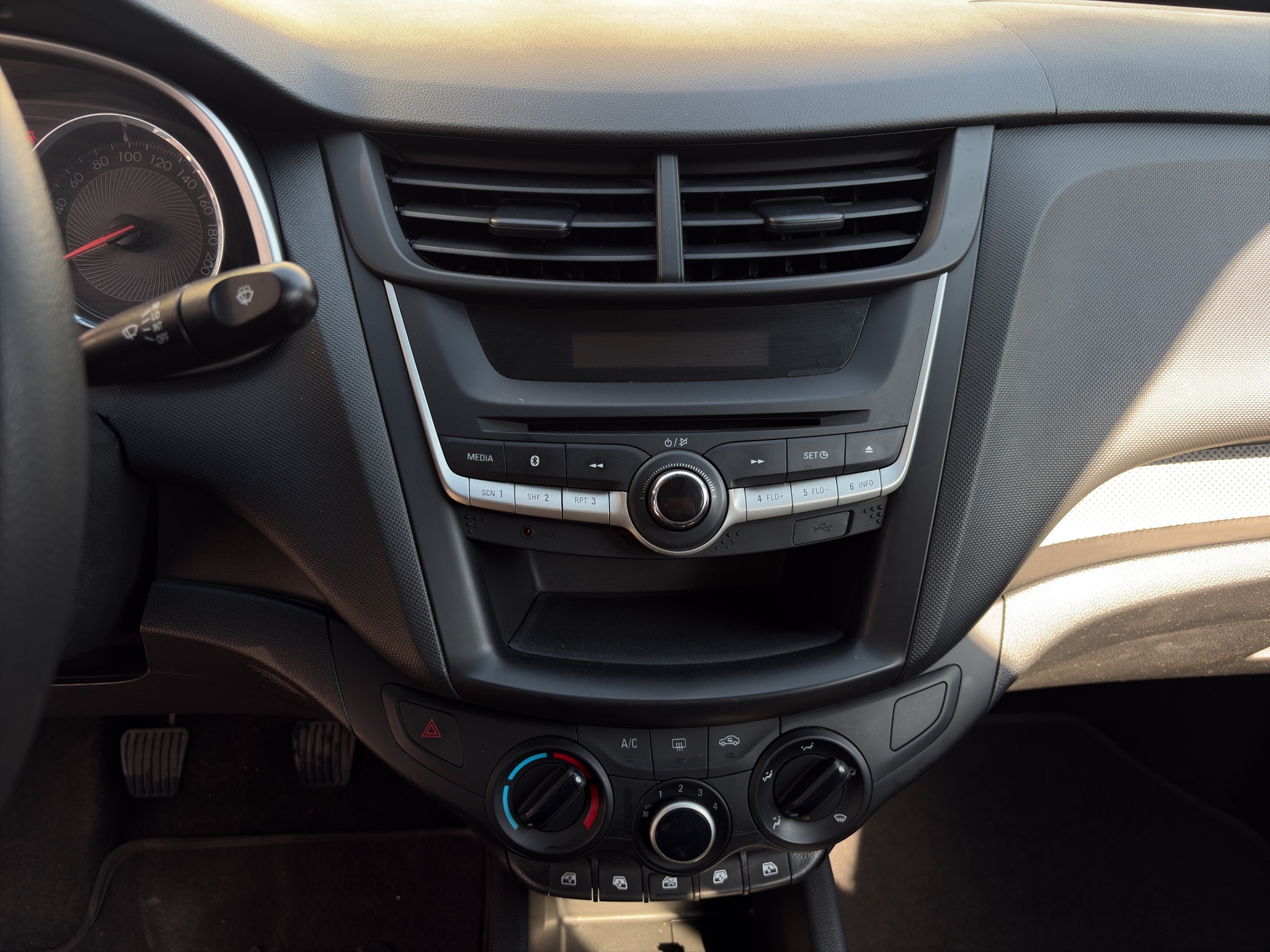 Chevrolet Aveo 4 pts. LS, TM5, a/ac., R-14 2020