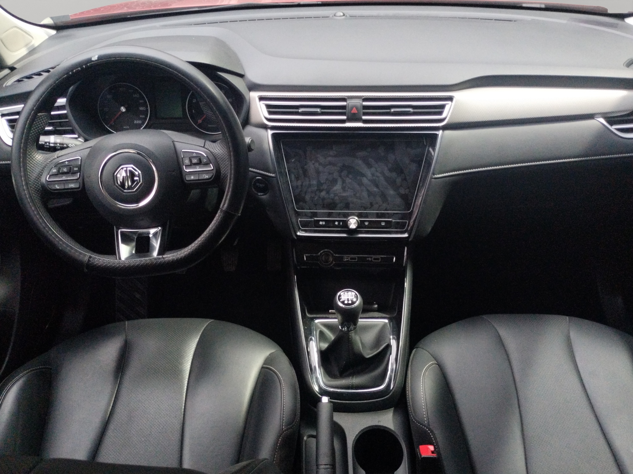 MG MG5 4 pts. Excite, 1.5l, TM5, VE, piel, RA-16 (línea anterior) 2024