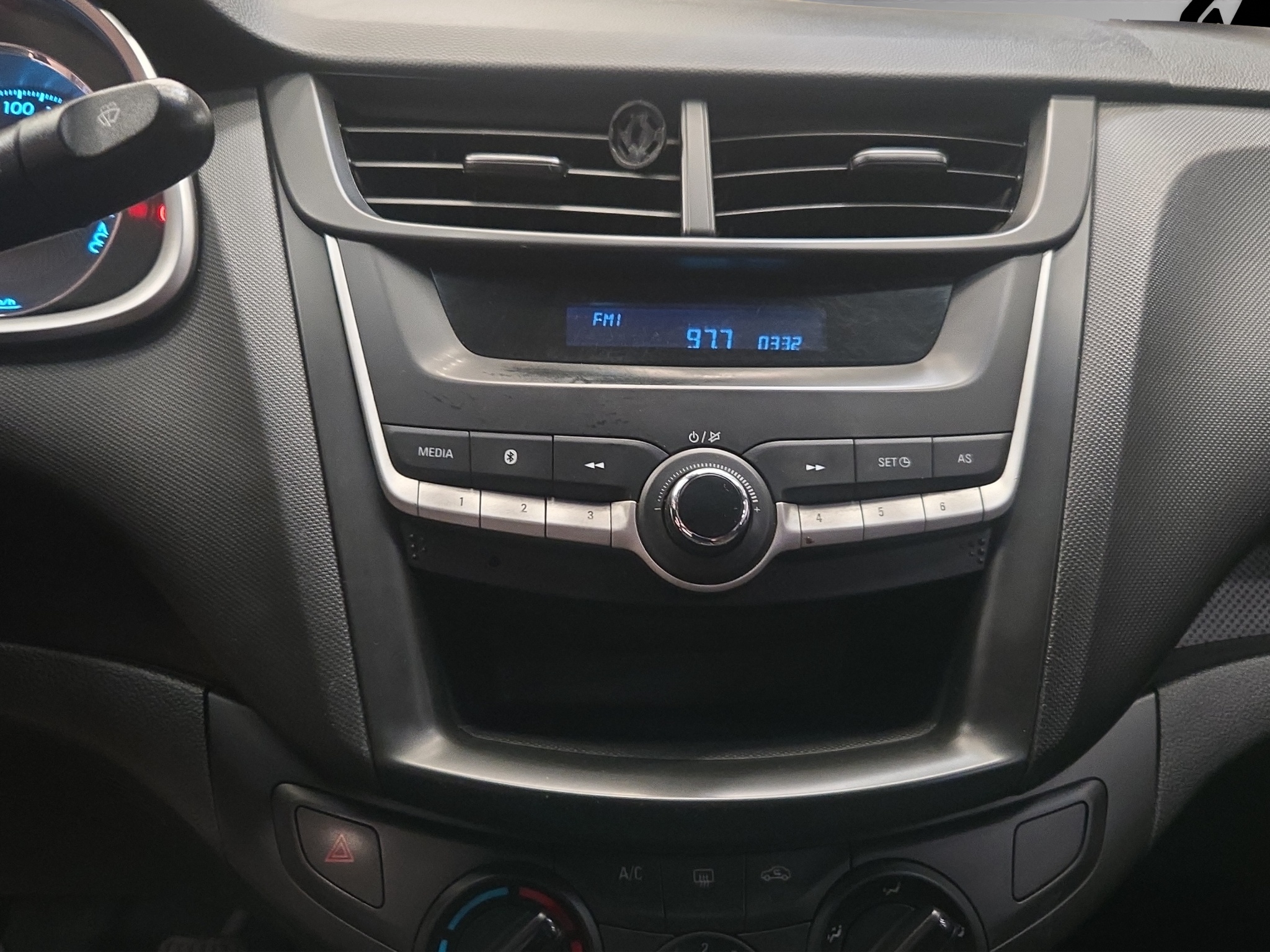 Chevrolet Aveo 4 pts. LS, TM5, a/ac., R-14 (línea anterior) 2023