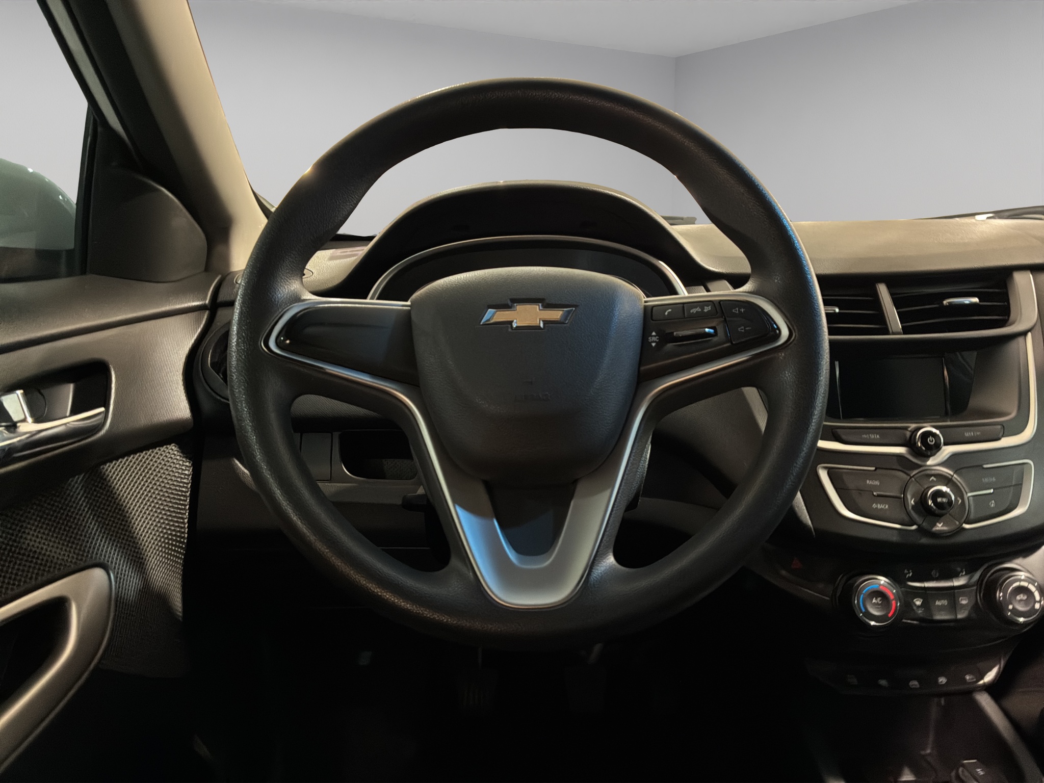 Chevrolet Aveo 4 pts. LT, TM5, a/ac. Aut., f. niebla, RA-15 (línea anterior) 2023