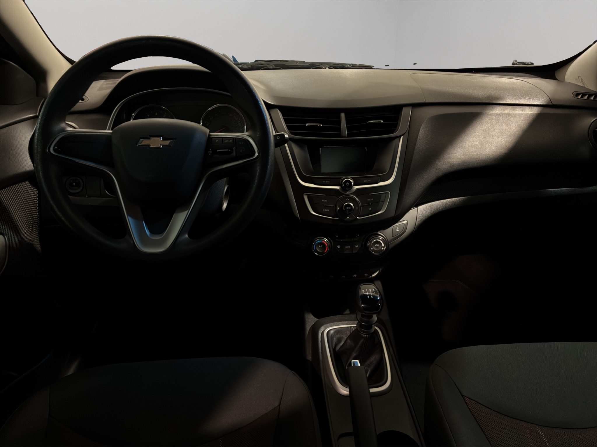 Chevrolet Aveo 4 pts. LT, TM5, a/ac. Aut., f. niebla, RA-15 (línea anterior) 2023