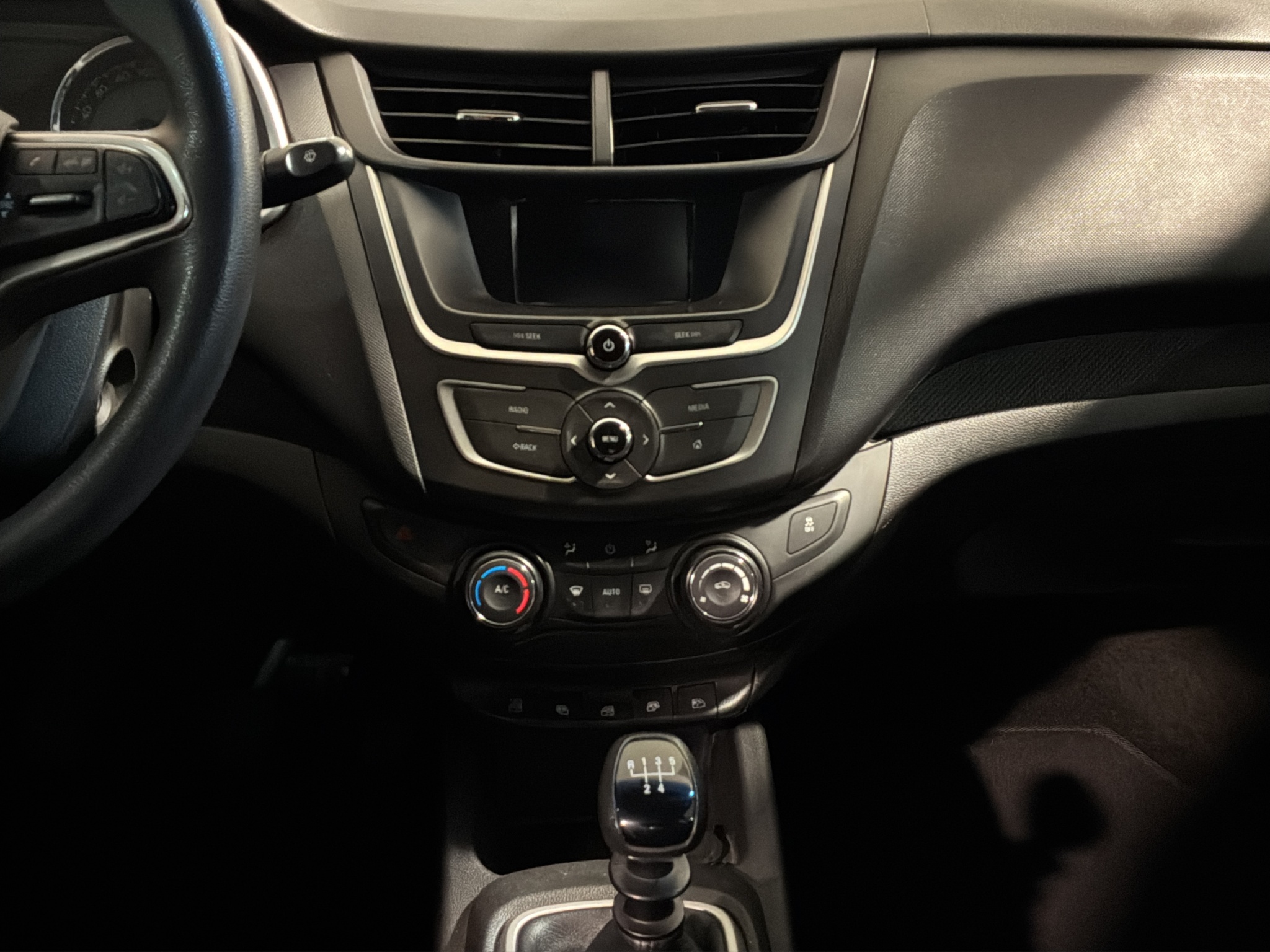 Chevrolet Aveo 4 pts. LT, TM5, a/ac. Aut., f. niebla, RA-15 (línea anterior) 2023