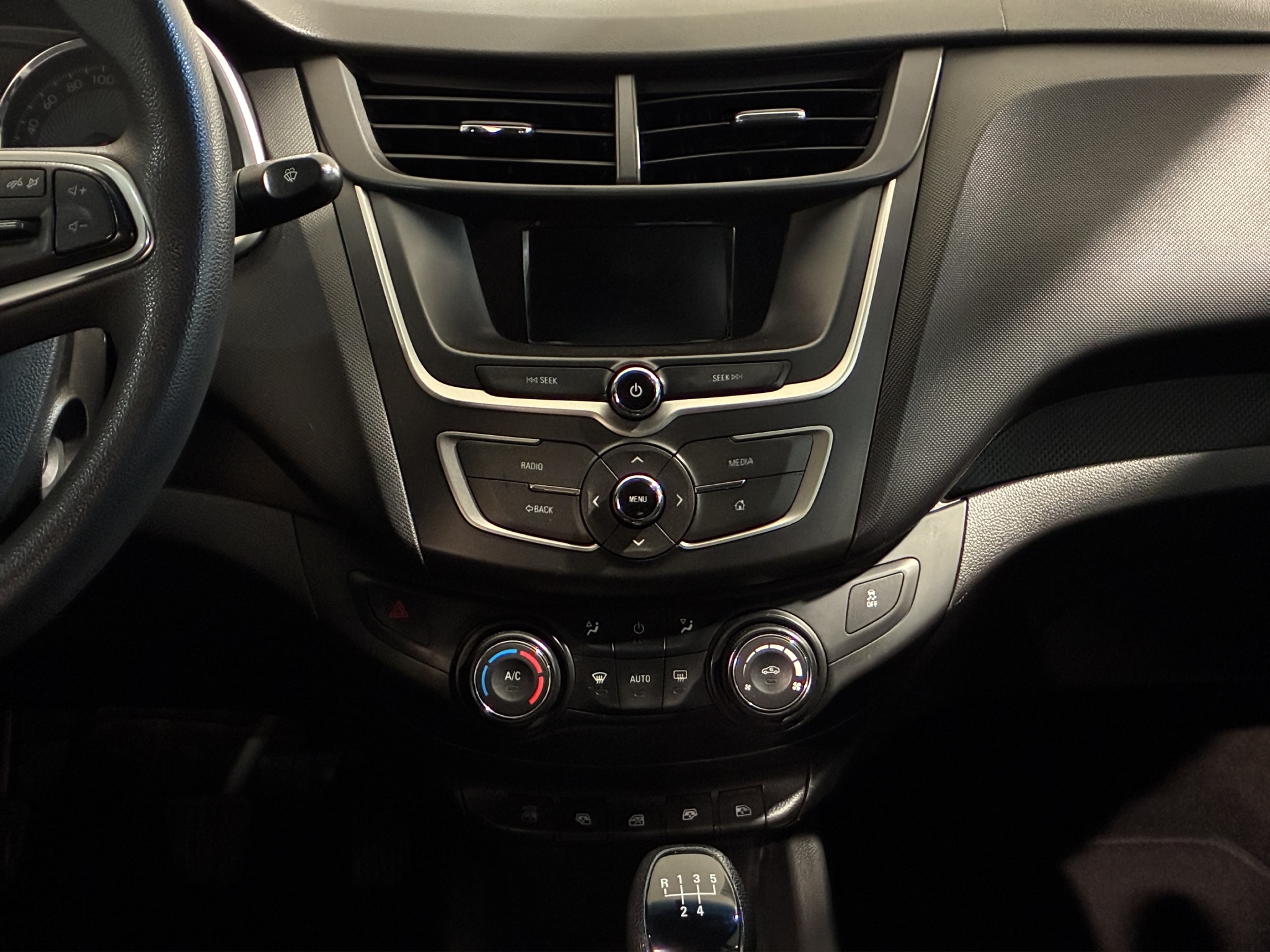 Chevrolet Aveo 4 pts. LT, TM5, a/ac. Aut., f. niebla, RA-15 (línea anterior) 2023