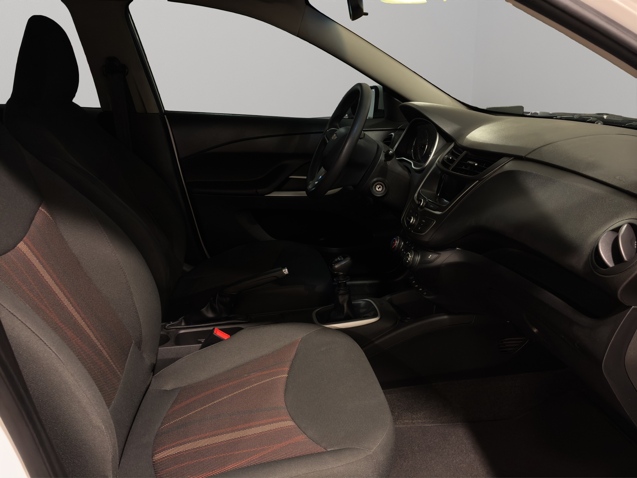 Chevrolet Aveo 4 pts. LT, TM5, a/ac. Aut., f. niebla, RA-15 (línea anterior) 2023