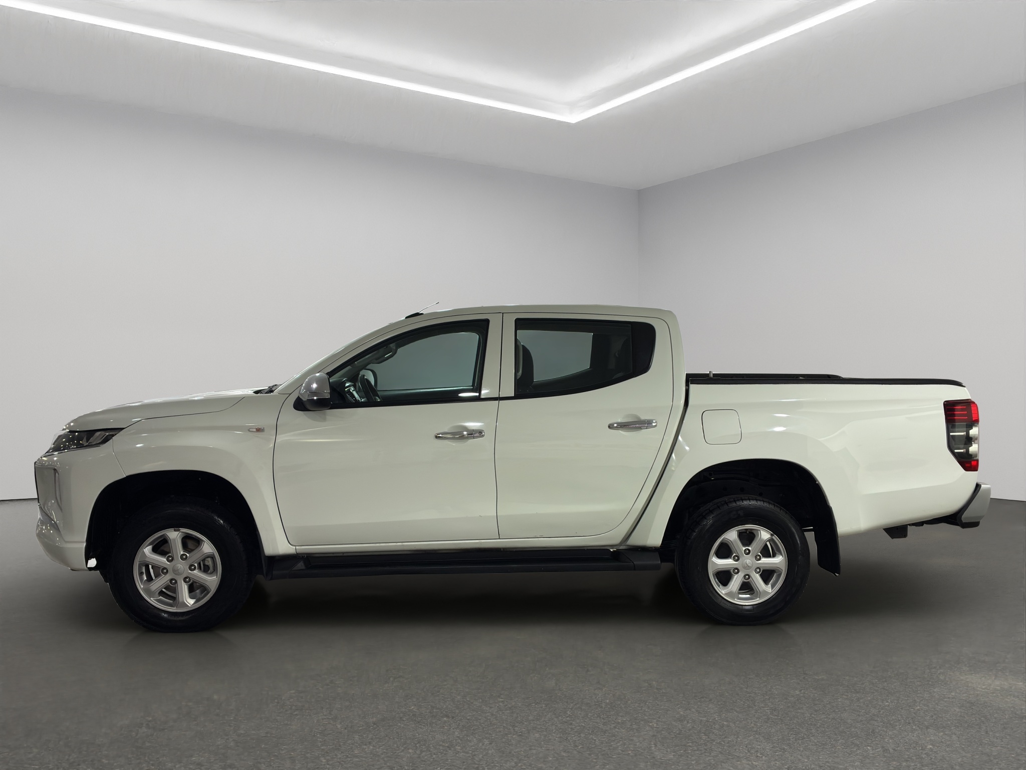 Mitsubishi Comerciales L200 Pick-Up 4 pts. GLX, Doble Cab., 2.4TD, TM5, 4x4 2023