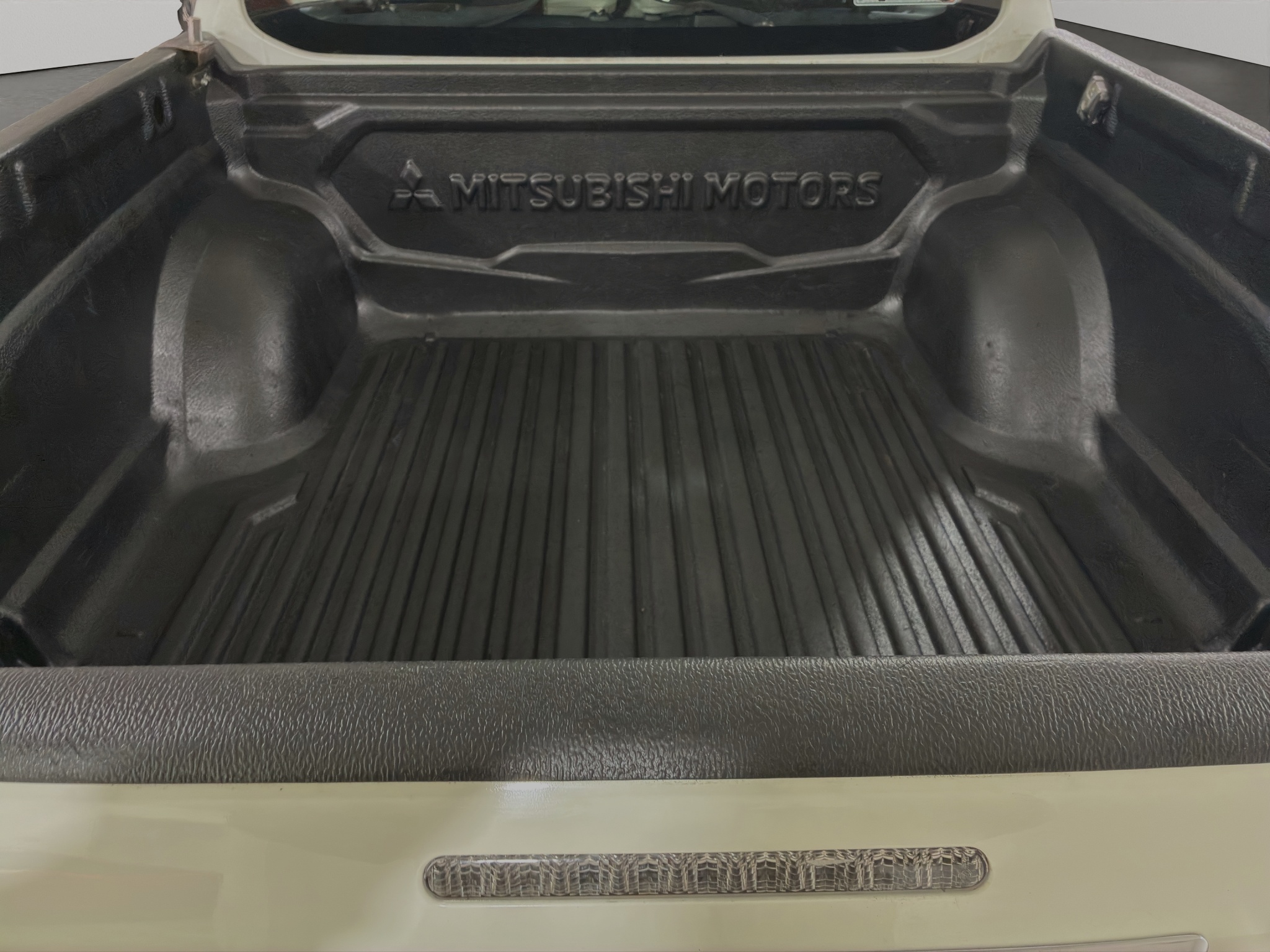 Mitsubishi Comerciales L200 Pick-Up 4 pts. GLX, Doble Cab., 2.4TD, TM5, 4x4 2023