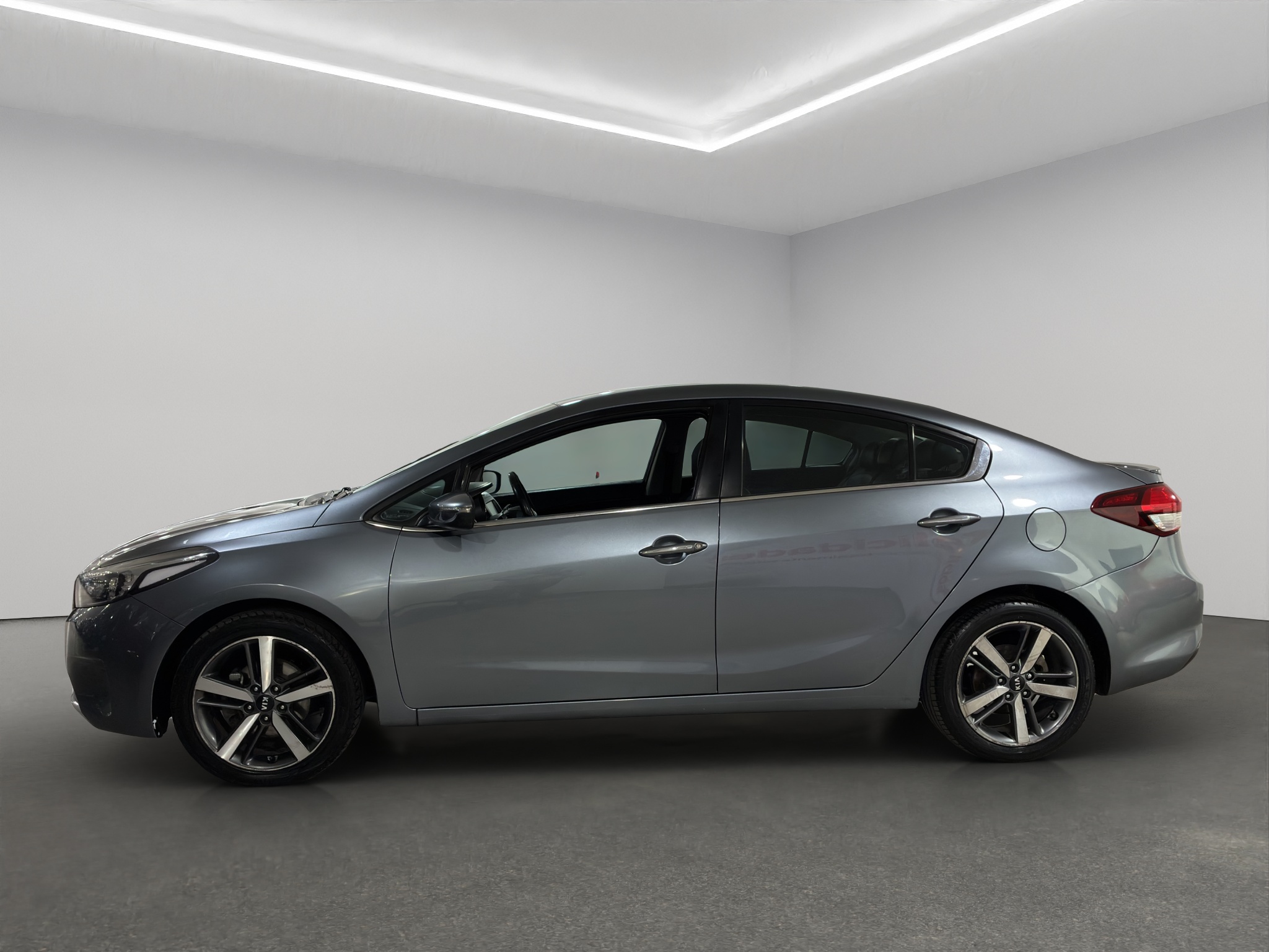 KIA Forte 4 pts. SX, TA, a/ac. Aut., piel, QC, BL, f. niebla, cámara reversa, RA-17 (cambio de línea) 2017