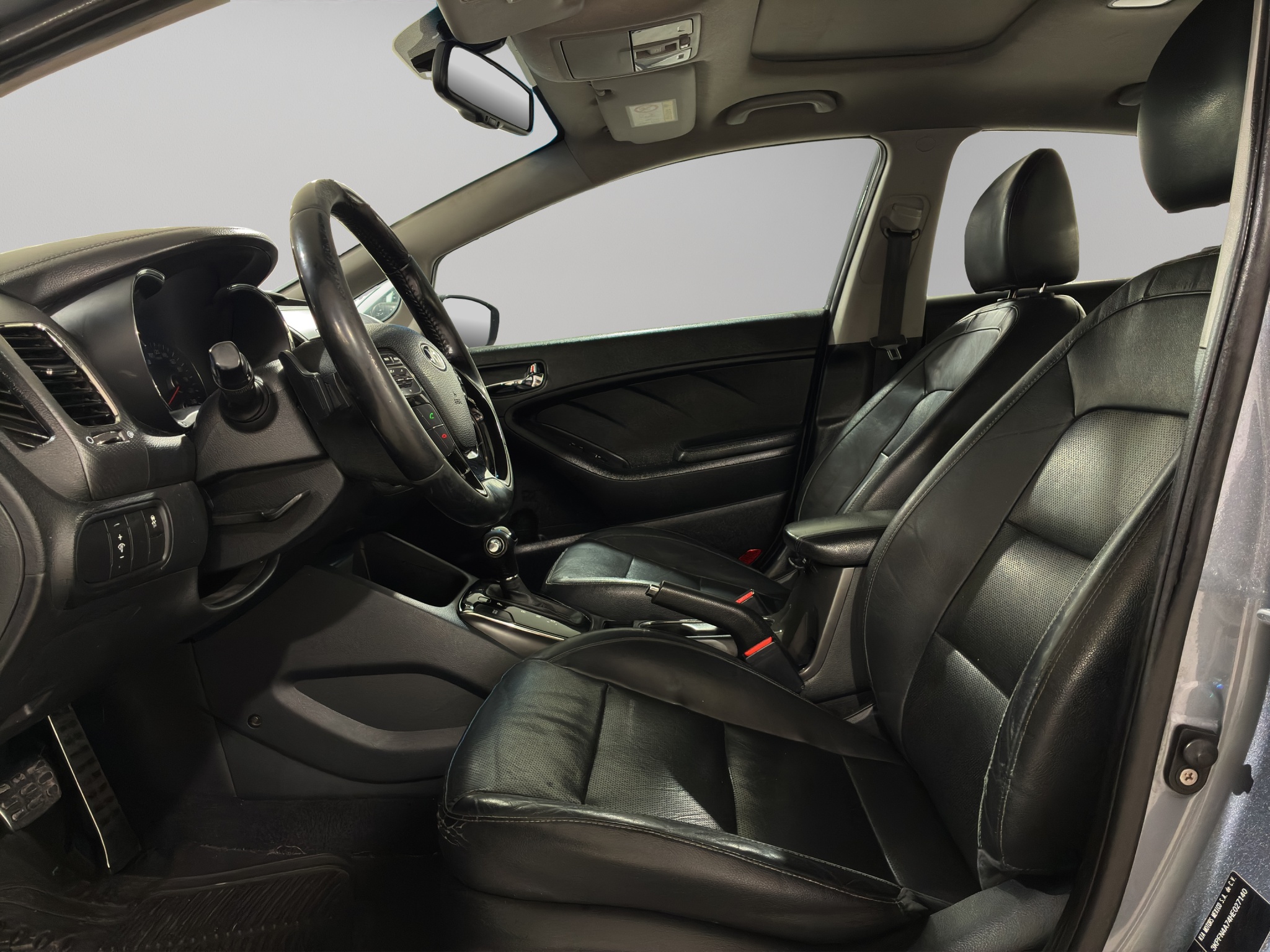 KIA Forte 4 pts. SX, TA, a/ac. Aut., piel, QC, BL, f. niebla, cámara reversa, RA-17 (cambio de línea) 2017