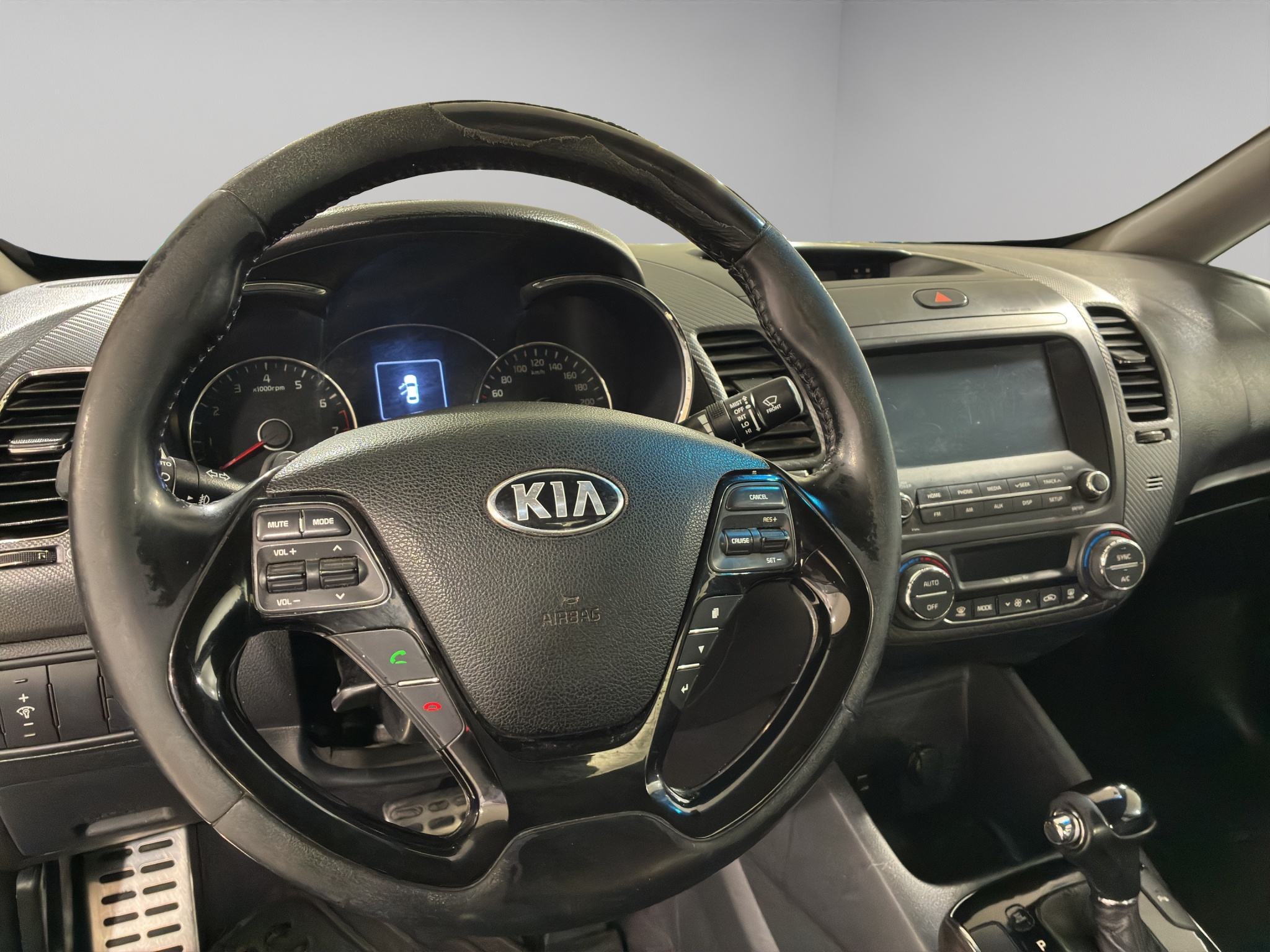 KIA Forte 4 pts. SX, TA, a/ac. Aut., piel, QC, BL, f. niebla, cámara reversa, RA-17 (cambio de línea) 2017