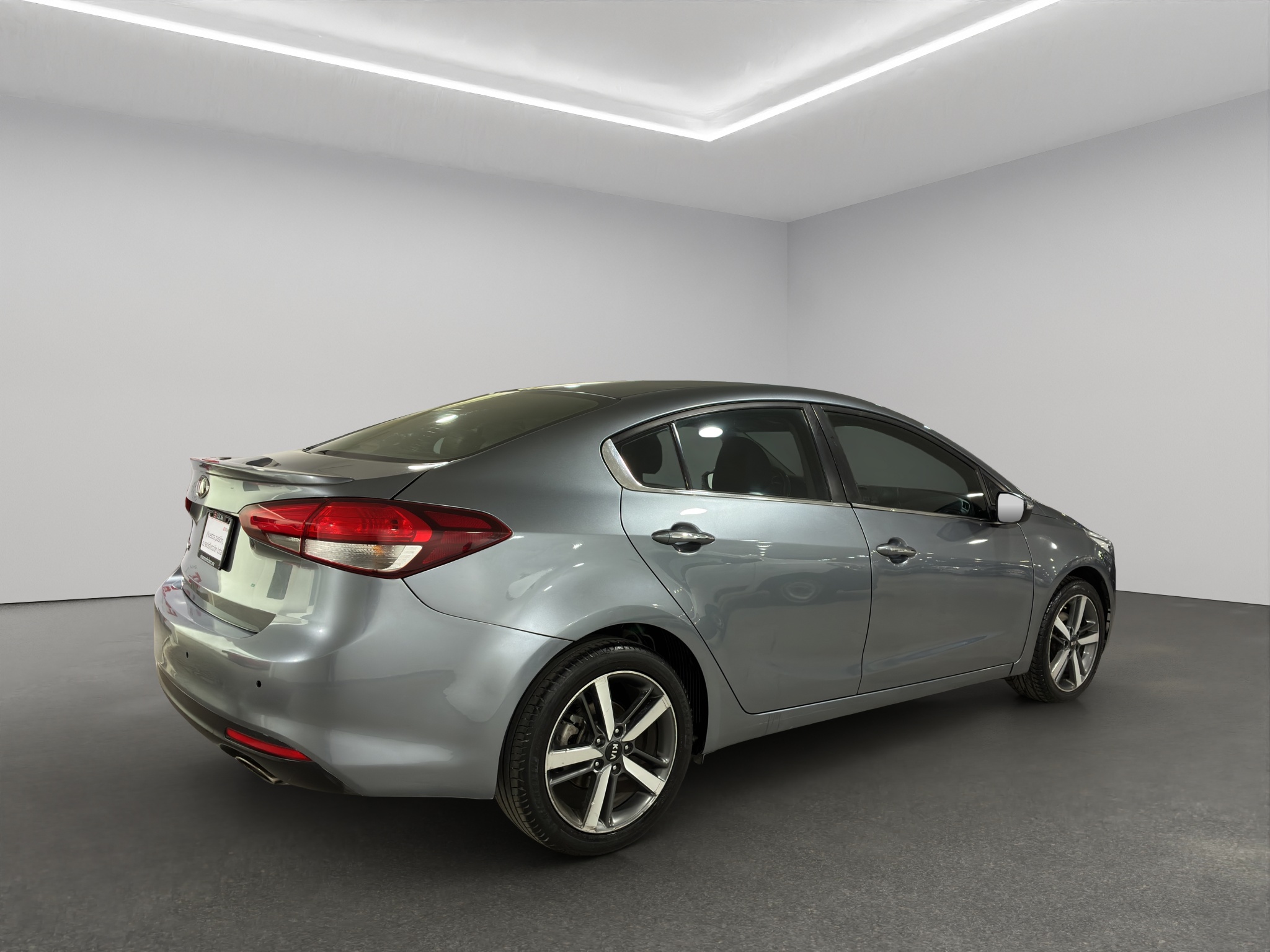 KIA Forte 4 pts. SX, TA, a/ac. Aut., piel, QC, BL, f. niebla, cámara reversa, RA-17 (cambio de línea) 2017