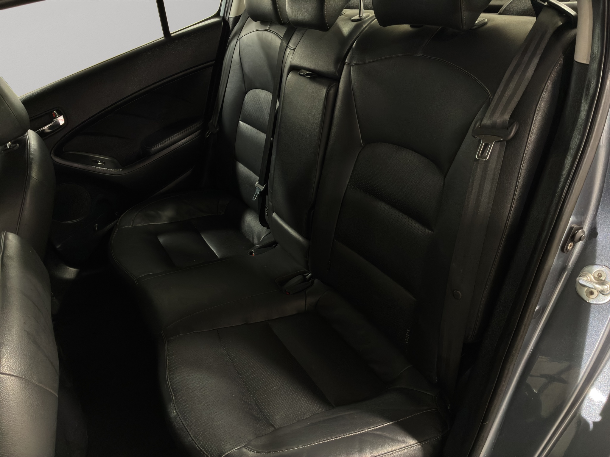 KIA Forte 4 pts. SX, TA, a/ac. Aut., piel, QC, BL, f. niebla, cámara reversa, RA-17 (cambio de línea) 2017