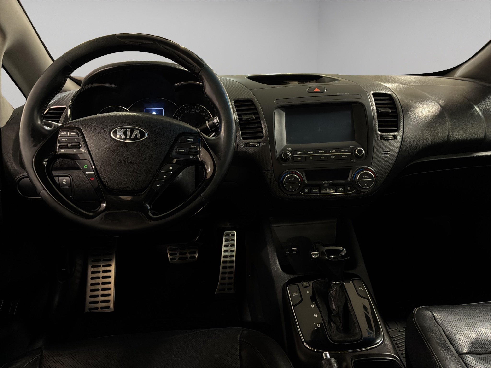 KIA Forte 4 pts. SX, TA, a/ac. Aut., piel, QC, BL, f. niebla, cámara reversa, RA-17 (cambio de línea) 2017