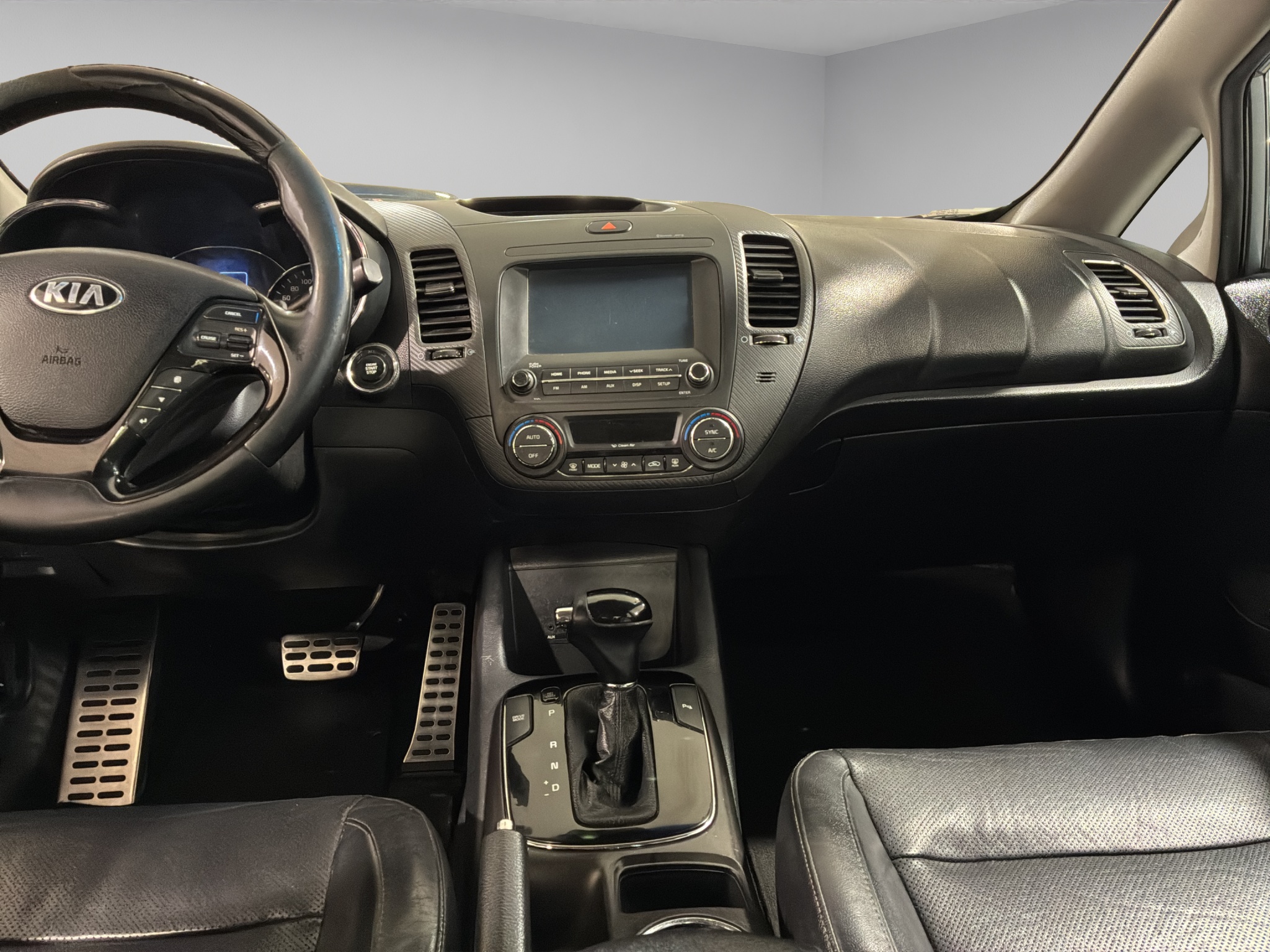 KIA Forte 4 pts. SX, TA, a/ac. Aut., piel, QC, BL, f. niebla, cámara reversa, RA-17 (cambio de línea) 2017