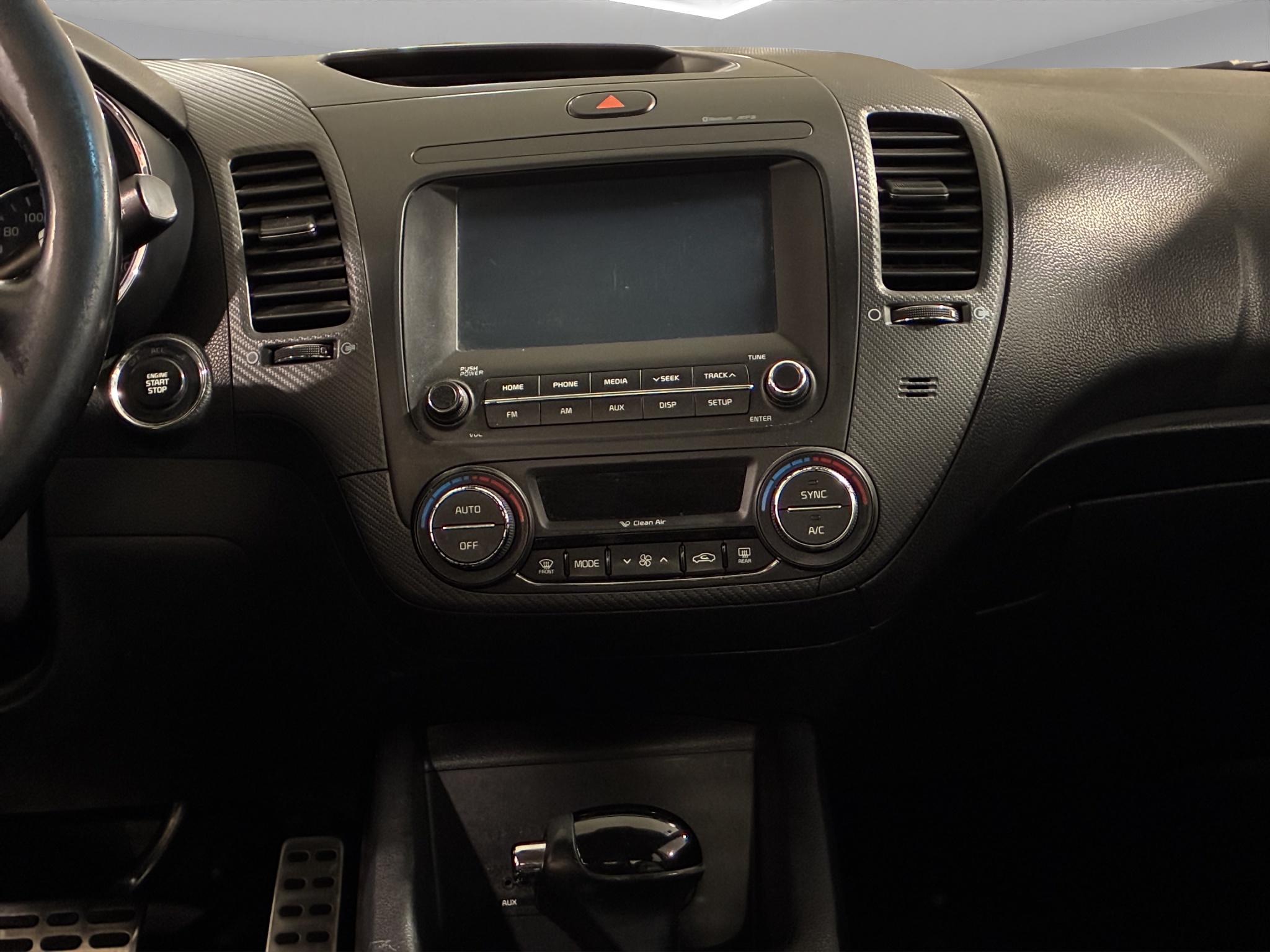 KIA Forte 4 pts. SX, TA, a/ac. Aut., piel, QC, BL, f. niebla, cámara reversa, RA-17 (cambio de línea) 2017