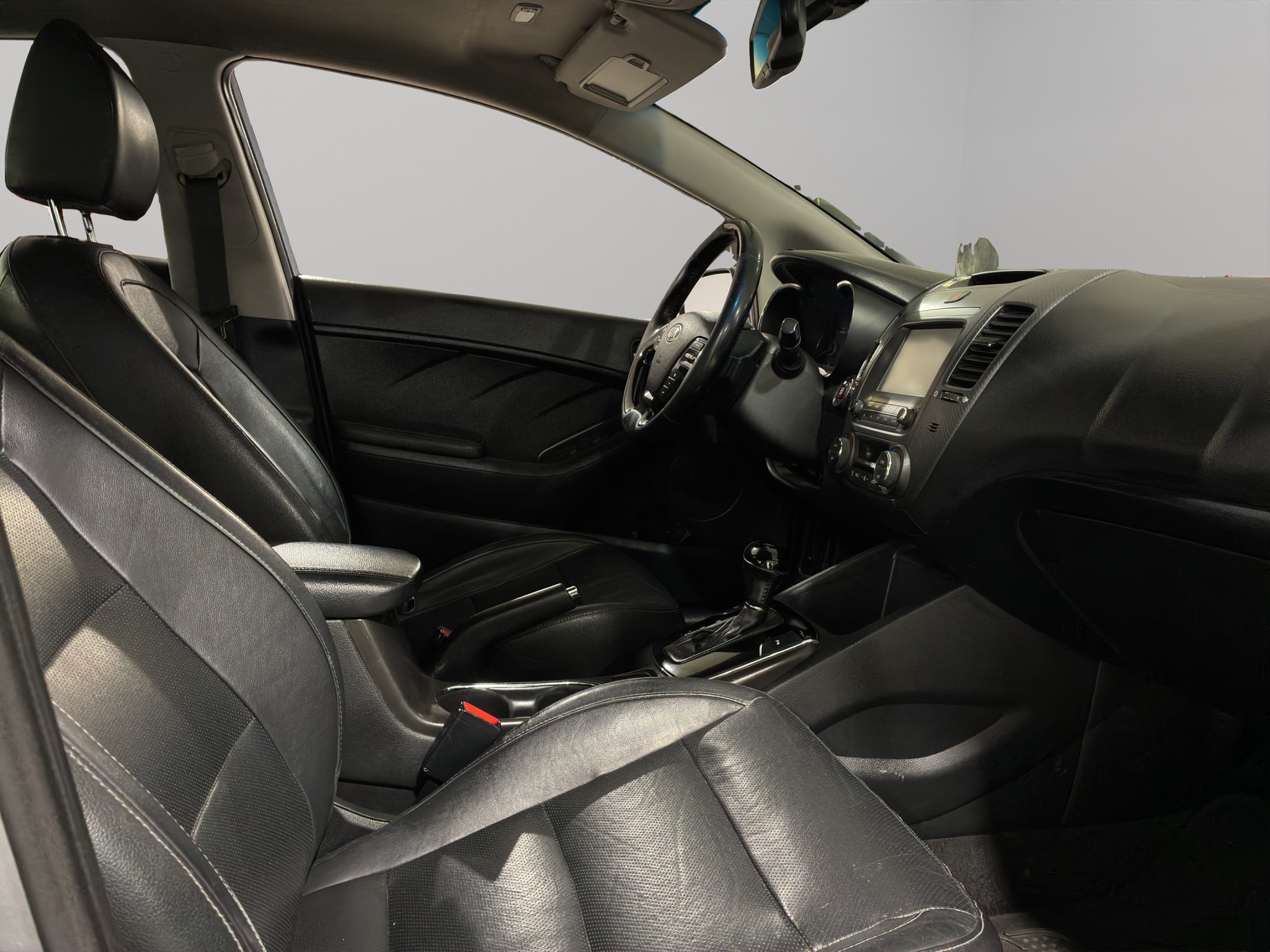 KIA Forte 4 pts. SX, TA, a/ac. Aut., piel, QC, BL, f. niebla, cámara reversa, RA-17 (cambio de línea) 2017