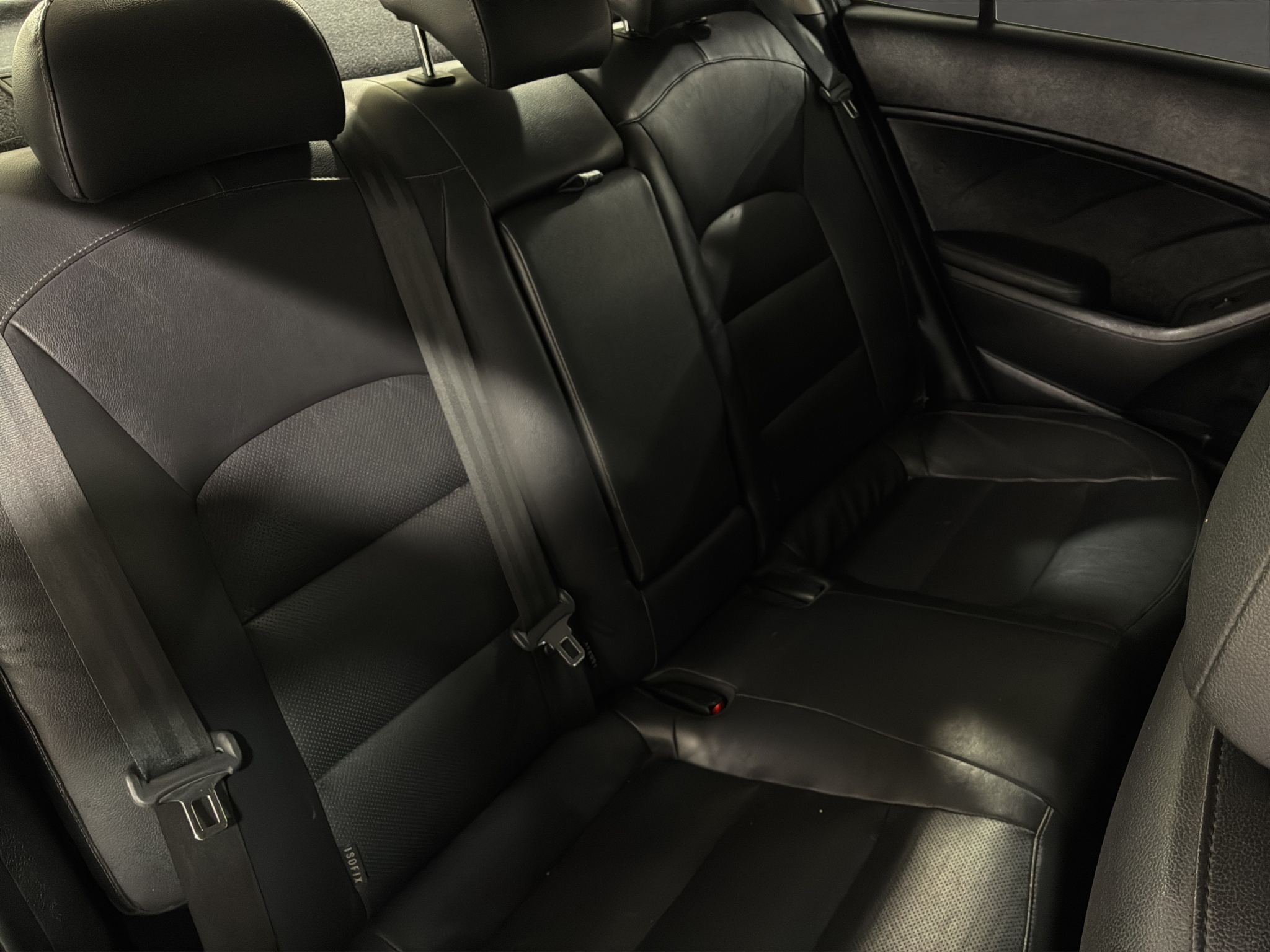 KIA Forte 4 pts. SX, TA, a/ac. Aut., piel, QC, BL, f. niebla, cámara reversa, RA-17 (cambio de línea) 2017