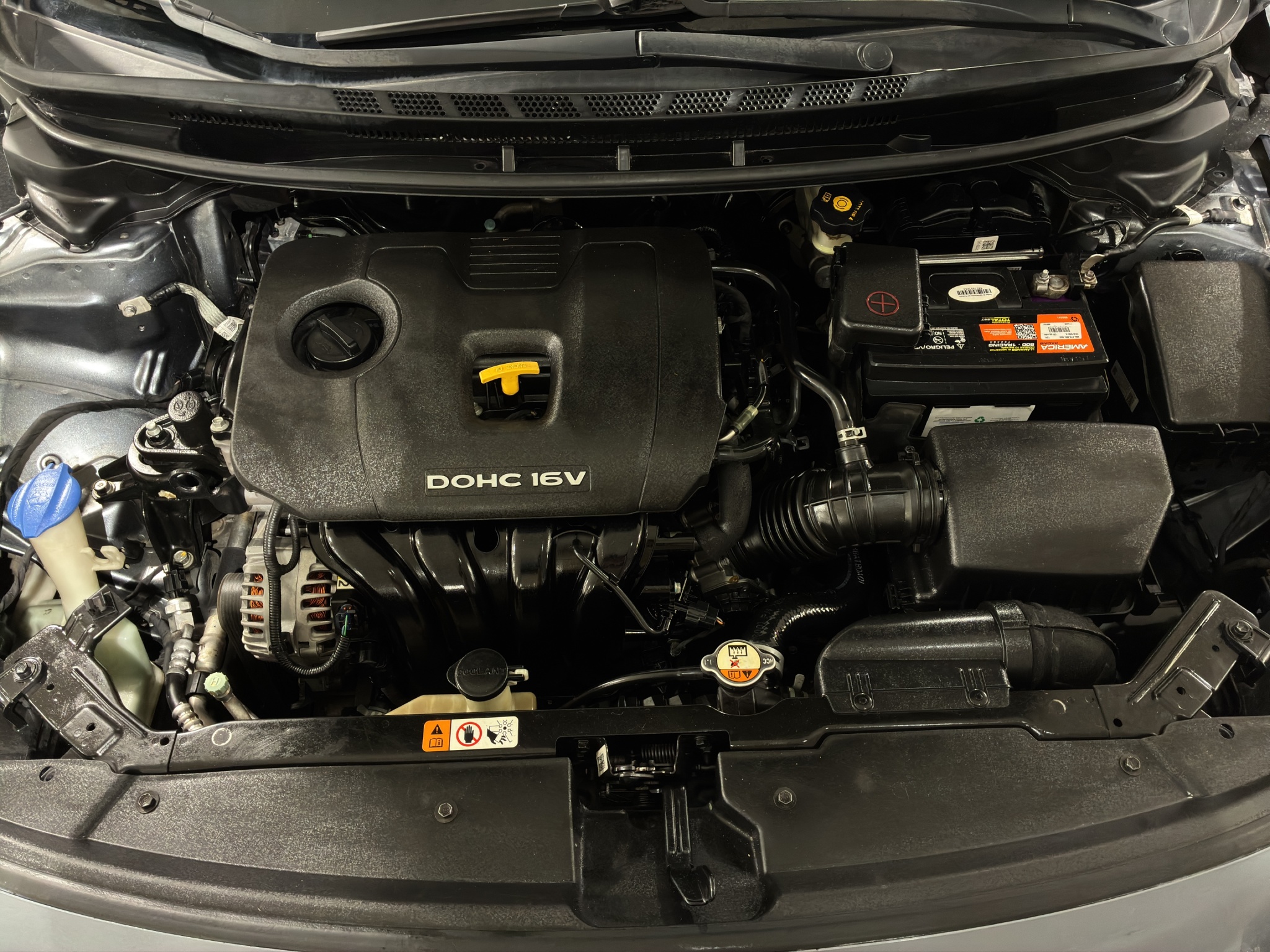 KIA Forte 4 pts. SX, TA, a/ac. Aut., piel, QC, BL, f. niebla, cámara reversa, RA-17 (cambio de línea) 2017