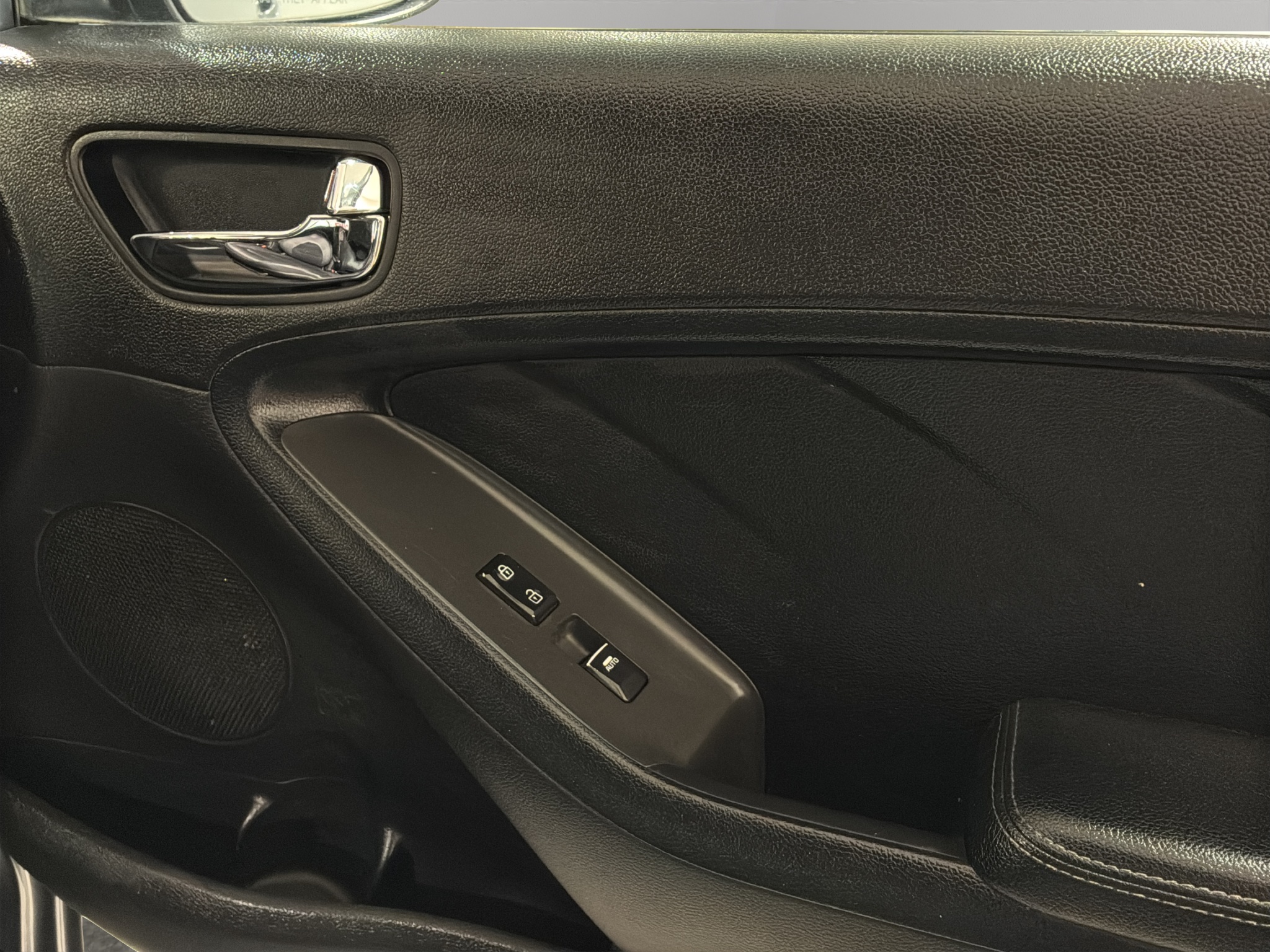 KIA Forte 4 pts. SX, TA, a/ac. Aut., piel, QC, BL, f. niebla, cámara reversa, RA-17 (cambio de línea) 2017