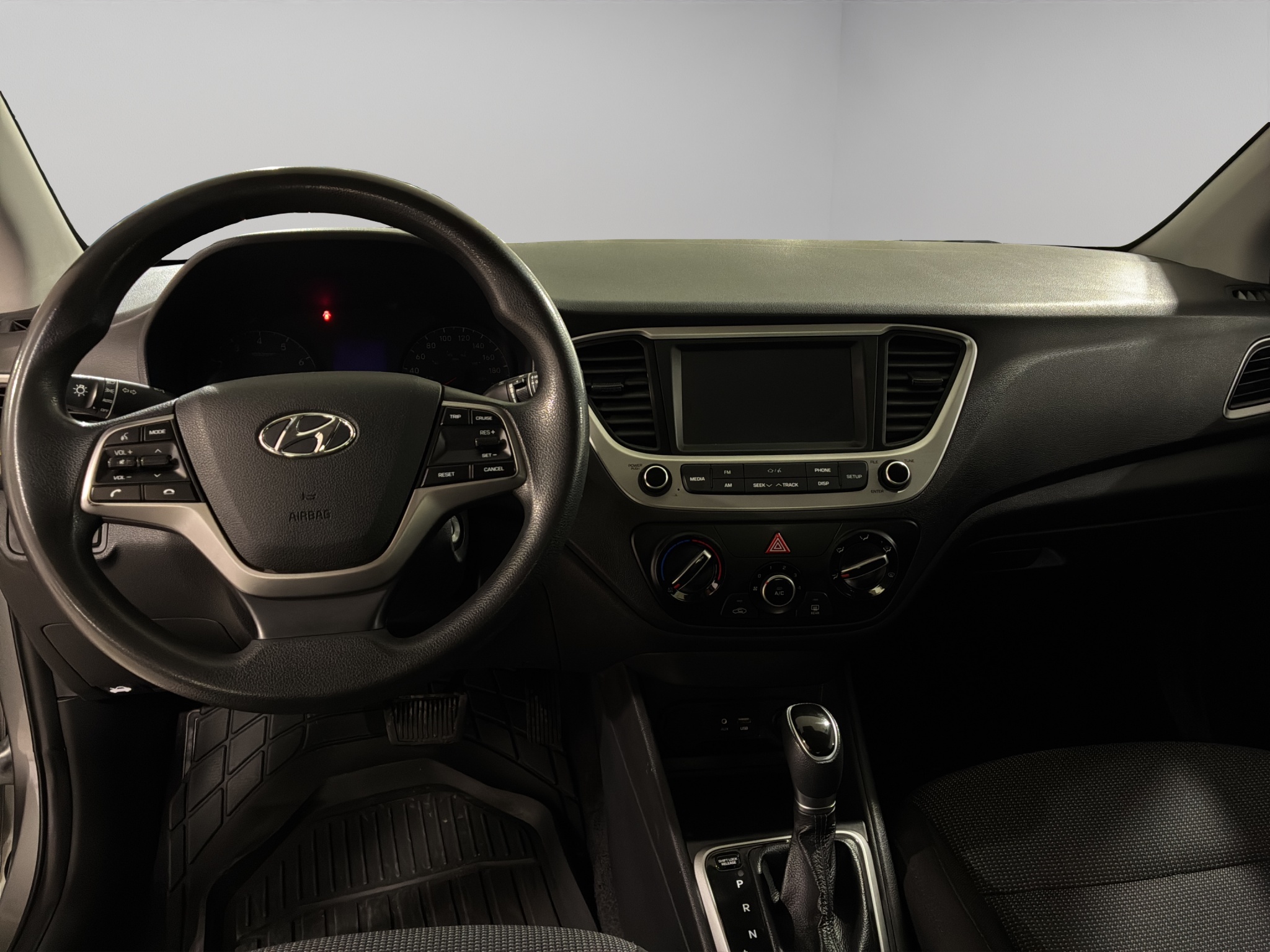 Hyundai Accent 4 pts. GL MID, 1.6l, TM6, a/ac., VE del., cámara reversa, RA-15 2022