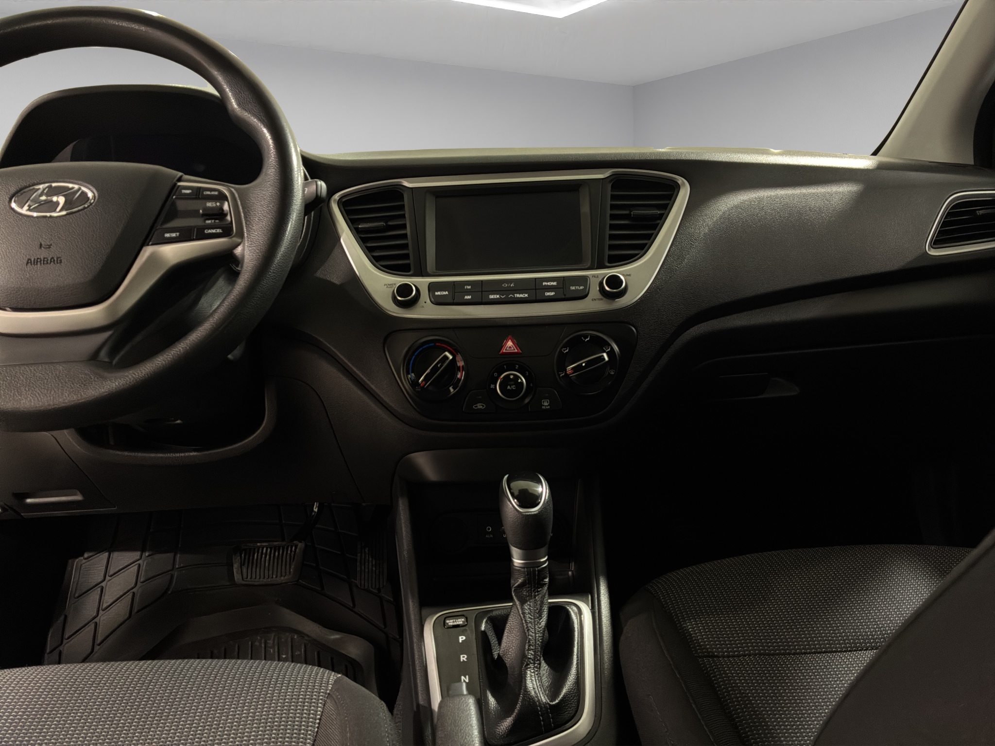 Hyundai Accent 4 pts. GL MID, 1.6l, TM6, a/ac., VE del., cámara reversa, RA-15 2022