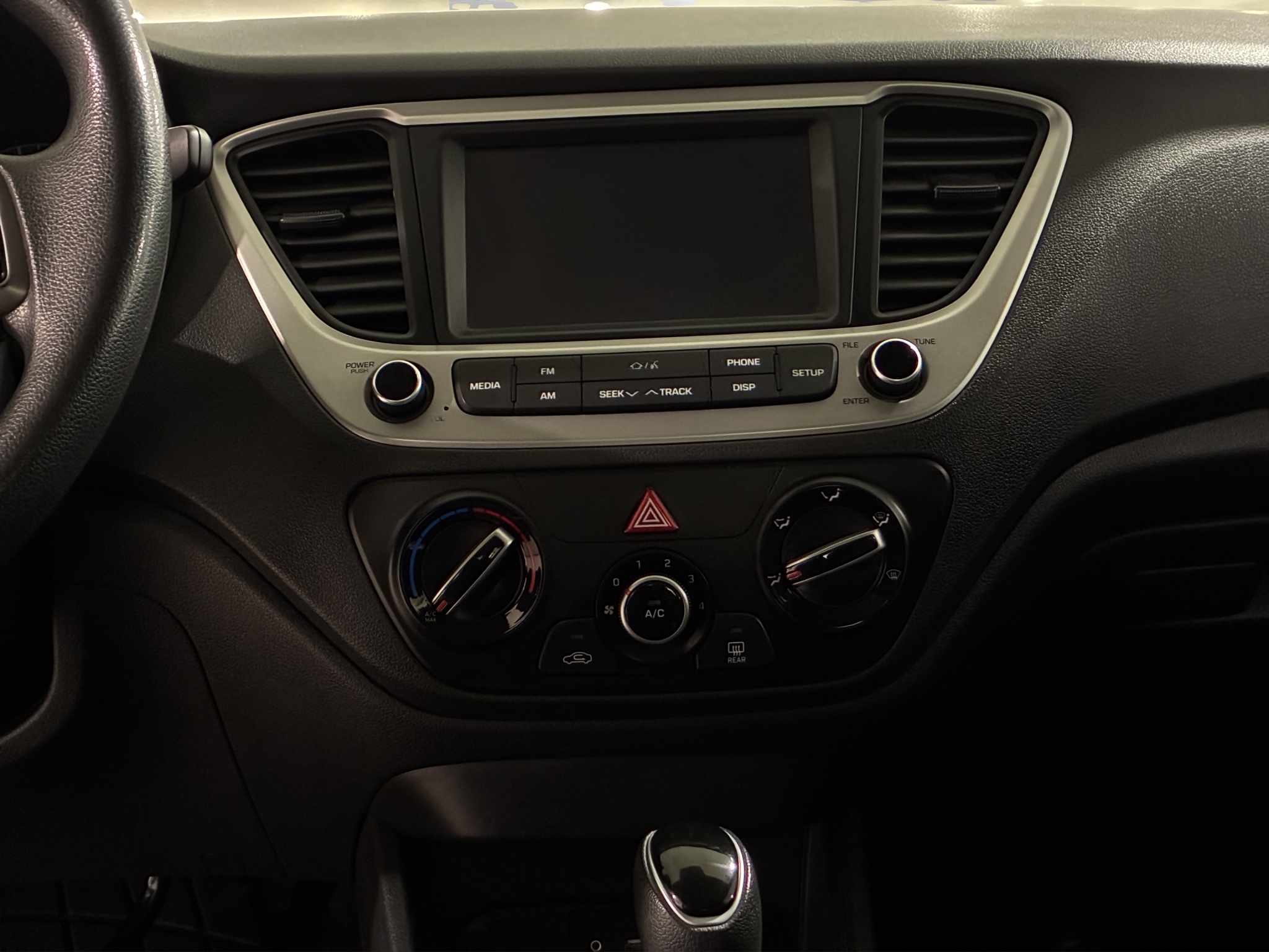 Hyundai Accent 4 pts. GL MID, 1.6l, TM6, a/ac., VE del., cámara reversa, RA-15 2022