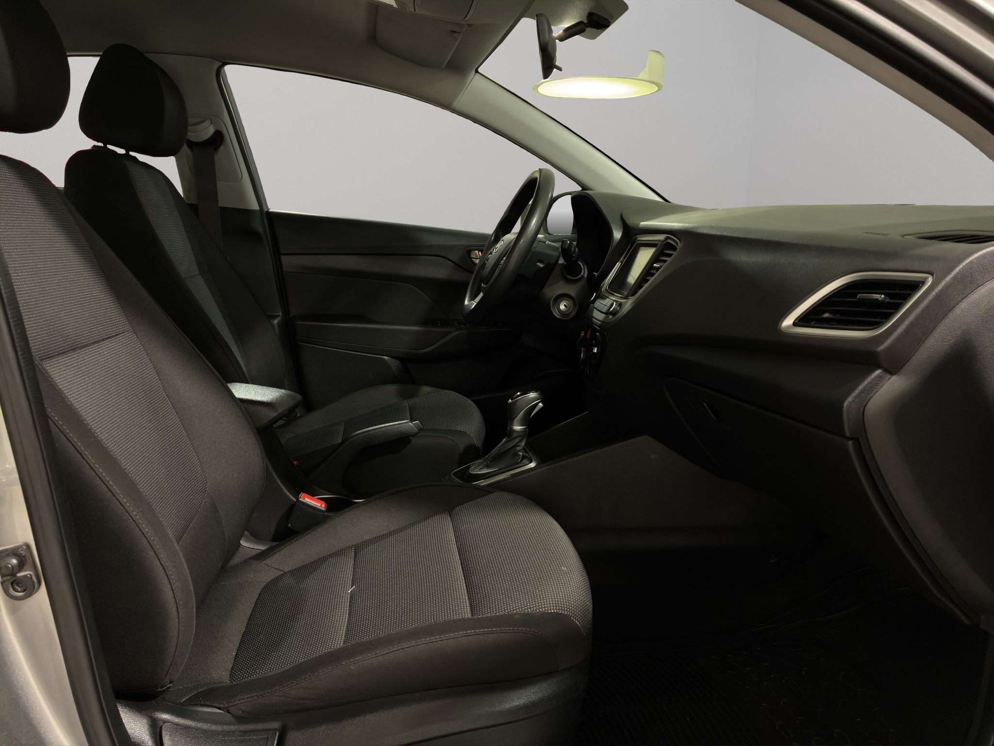 Hyundai Accent 4 pts. GL MID, 1.6l, TM6, a/ac., VE del., cámara reversa, RA-15 2022