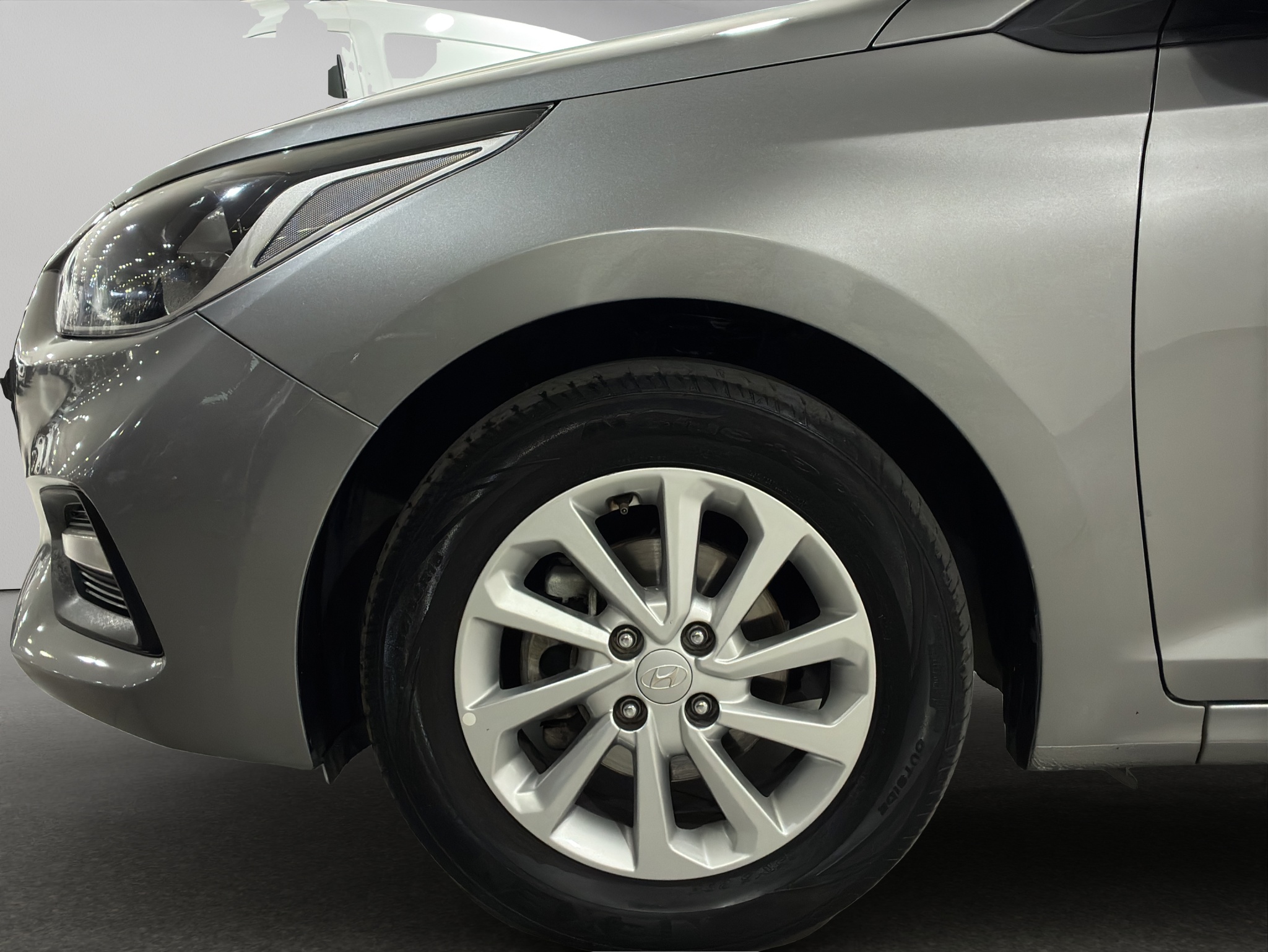 Hyundai Accent 4 pts. GL MID, 1.6l, TM6, a/ac., VE del., cámara reversa, RA-15 2022