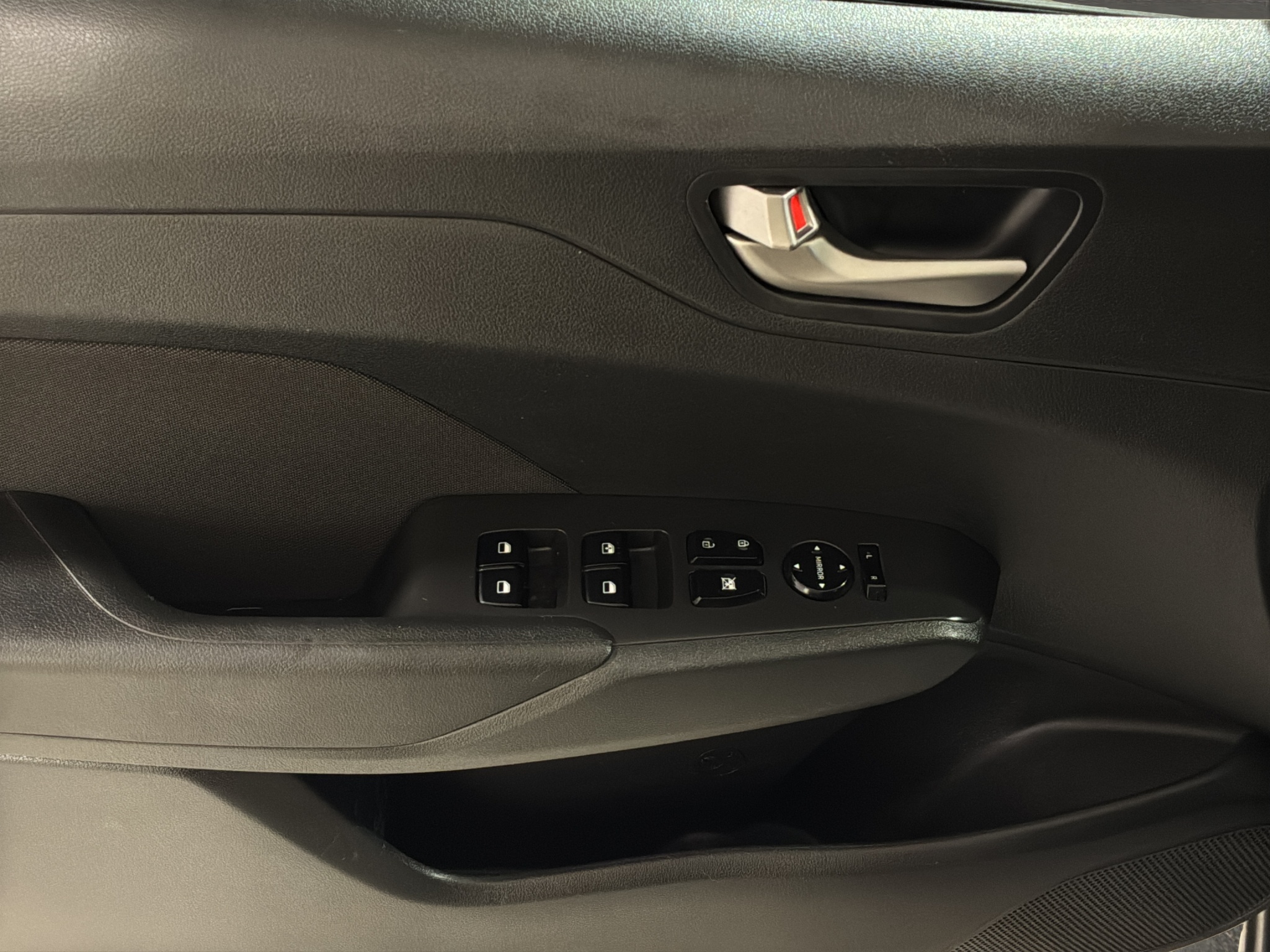 Hyundai Accent 4 pts. GL MID, 1.6l, TM6, a/ac., VE del., cámara reversa, RA-15 2022