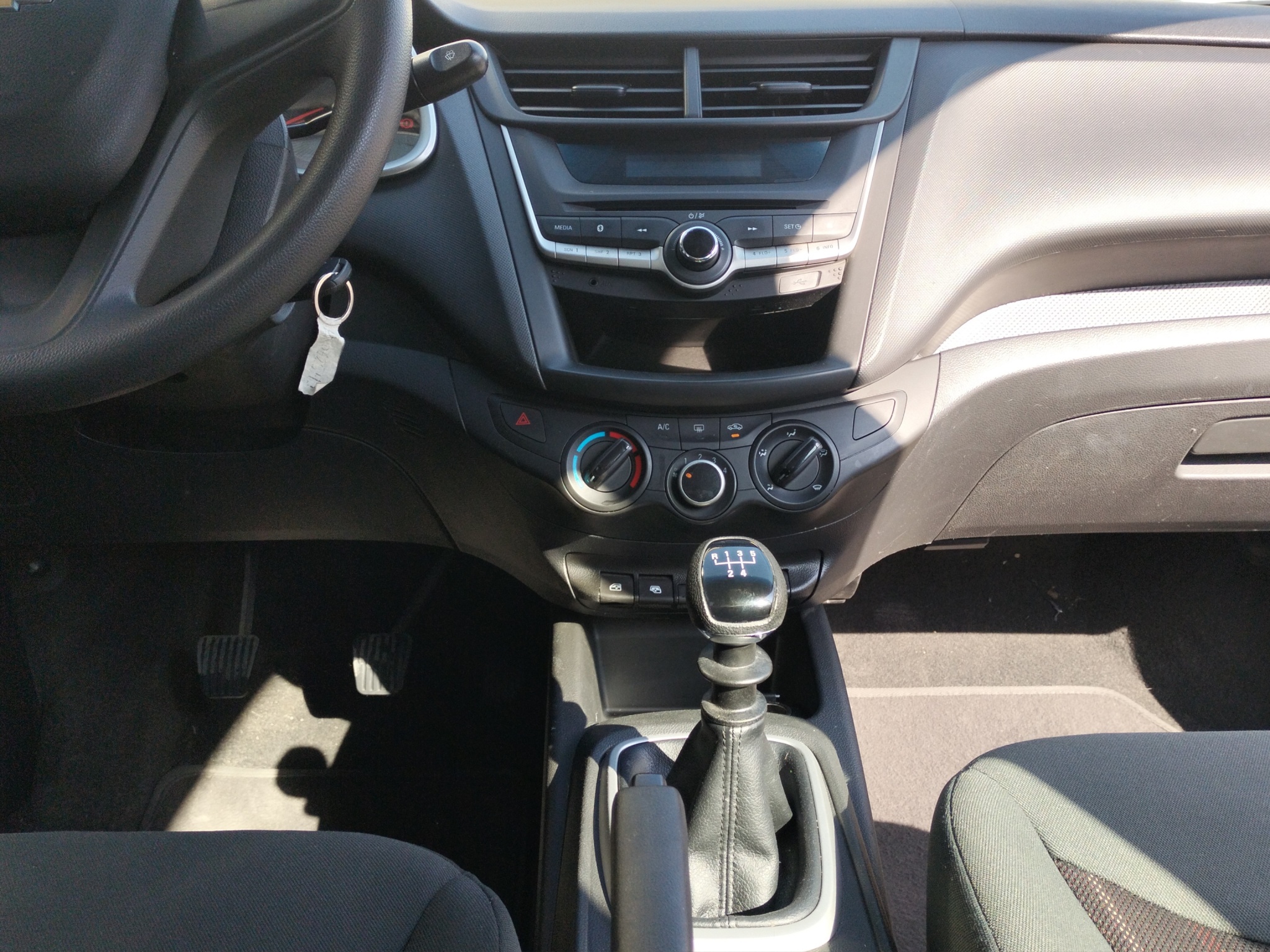 Chevrolet Aveo 4 pts. LS, TM5, a/ac., R-14 2020